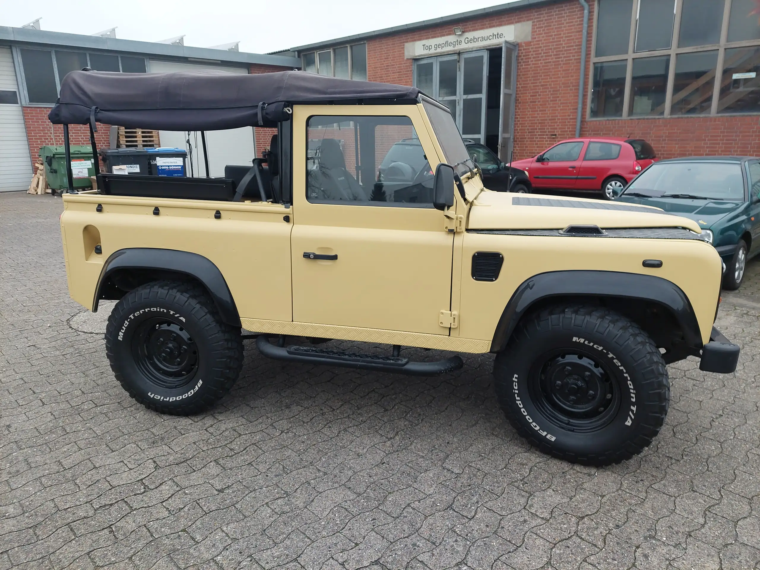 Land Rover - Defender