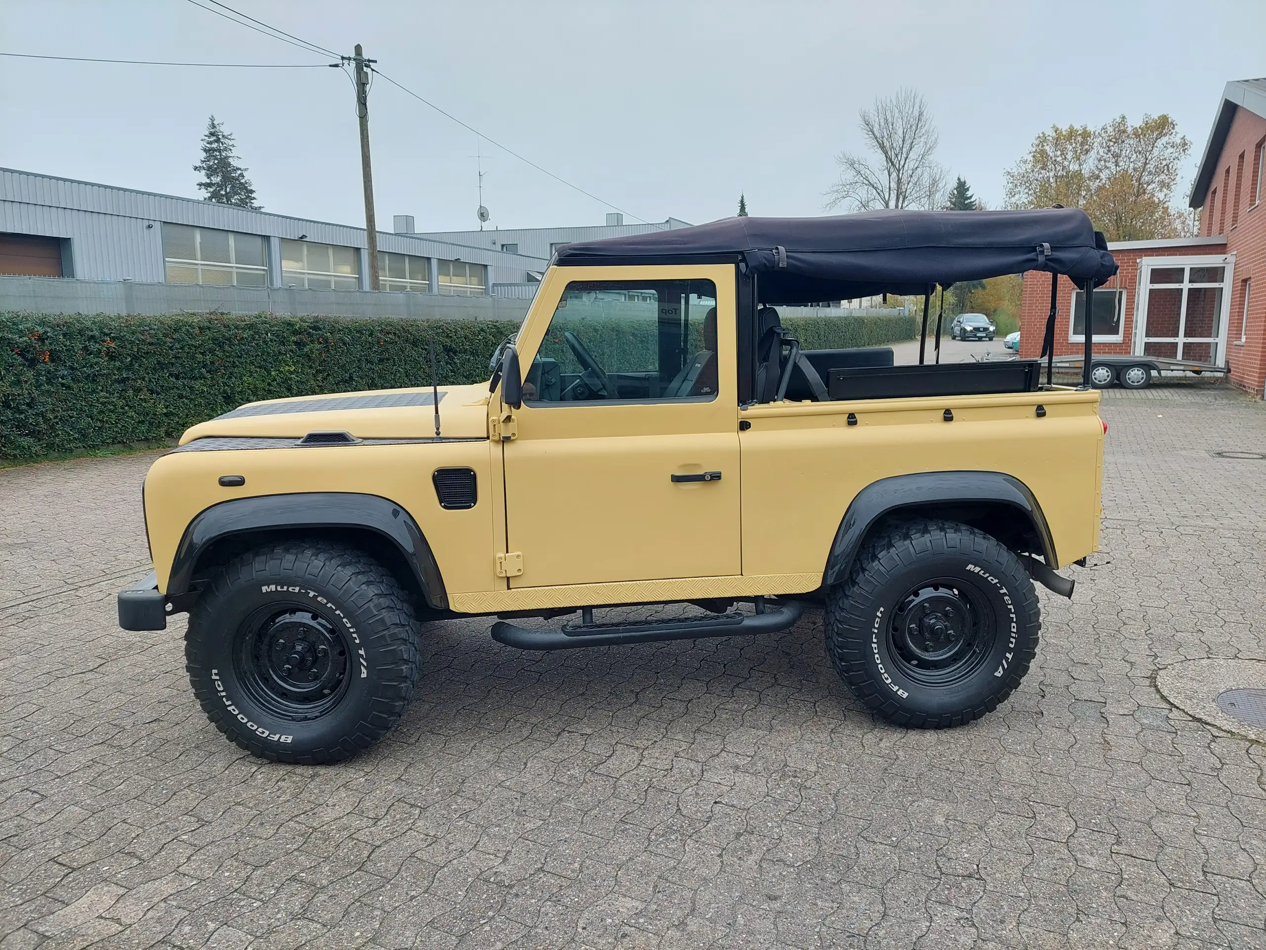 Land Rover - Defender