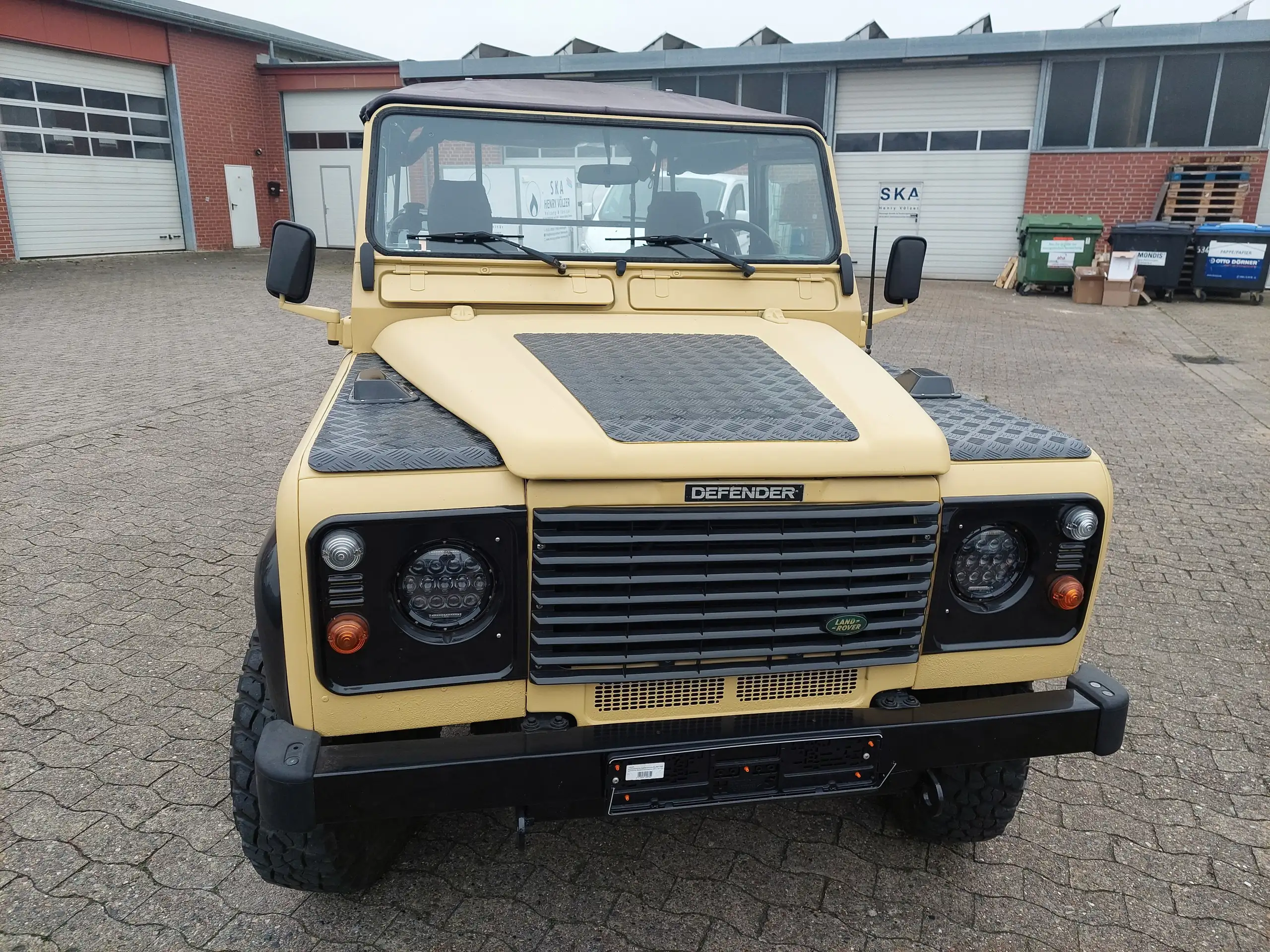 Land Rover - Defender