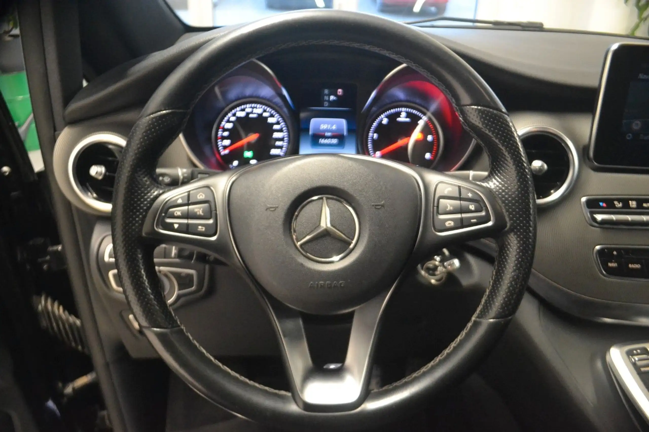 Mercedes-Benz - V 220