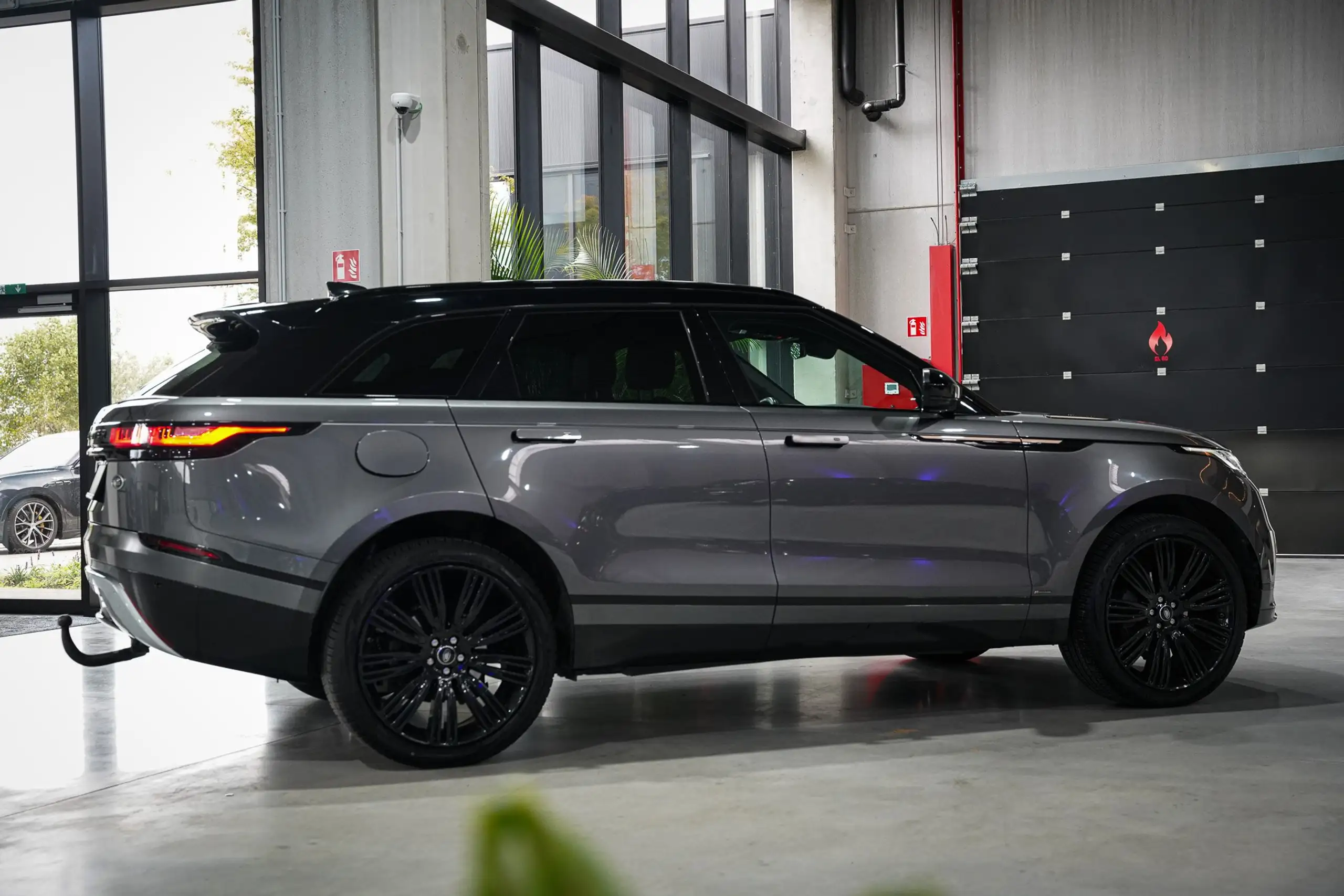 Land Rover - Range Rover Velar