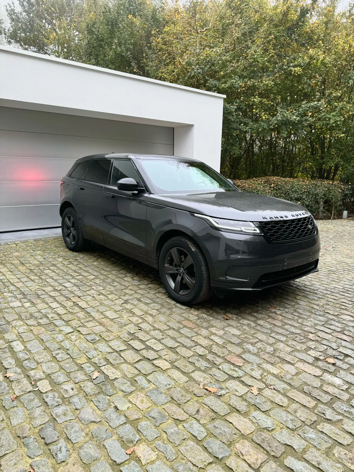 Land Rover - Range Rover Velar