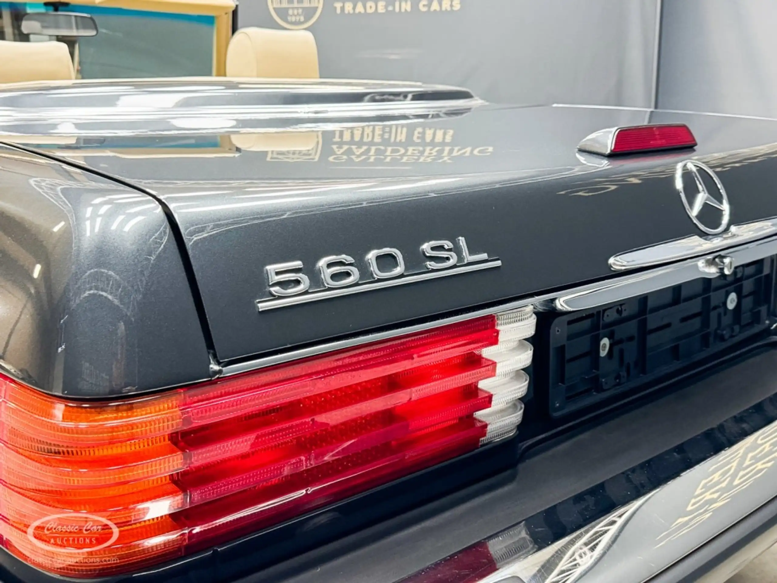 Mercedes-Benz - 560