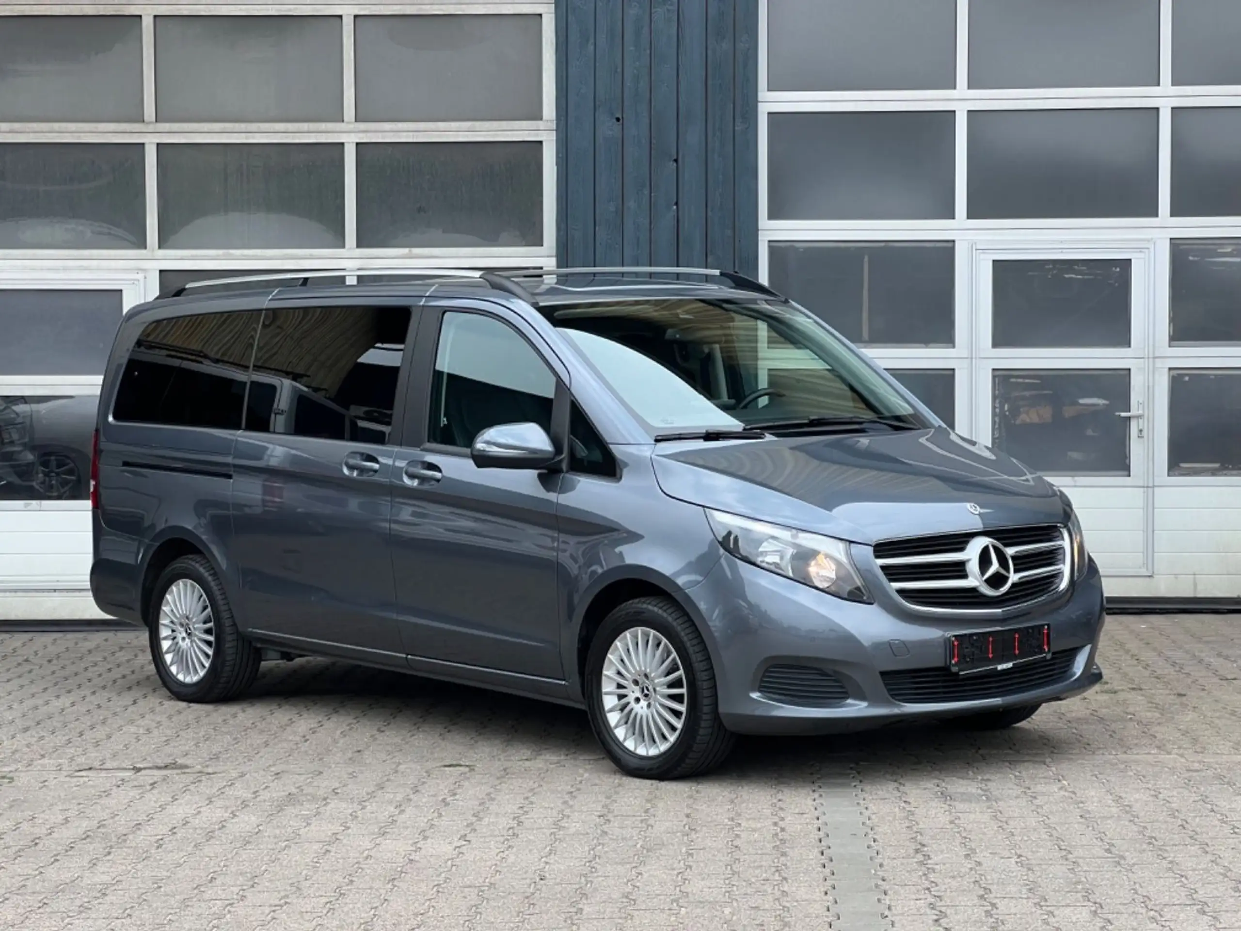 Mercedes-Benz - V 250