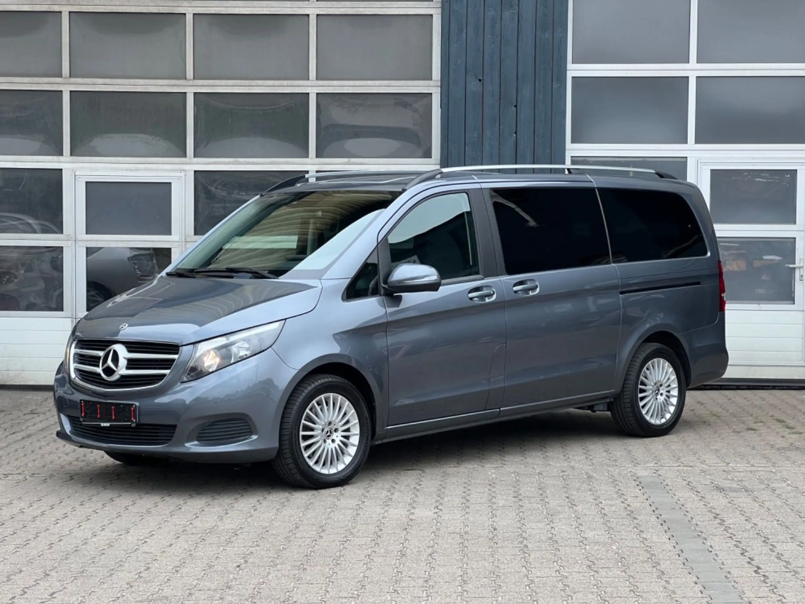 Mercedes-Benz - V 250