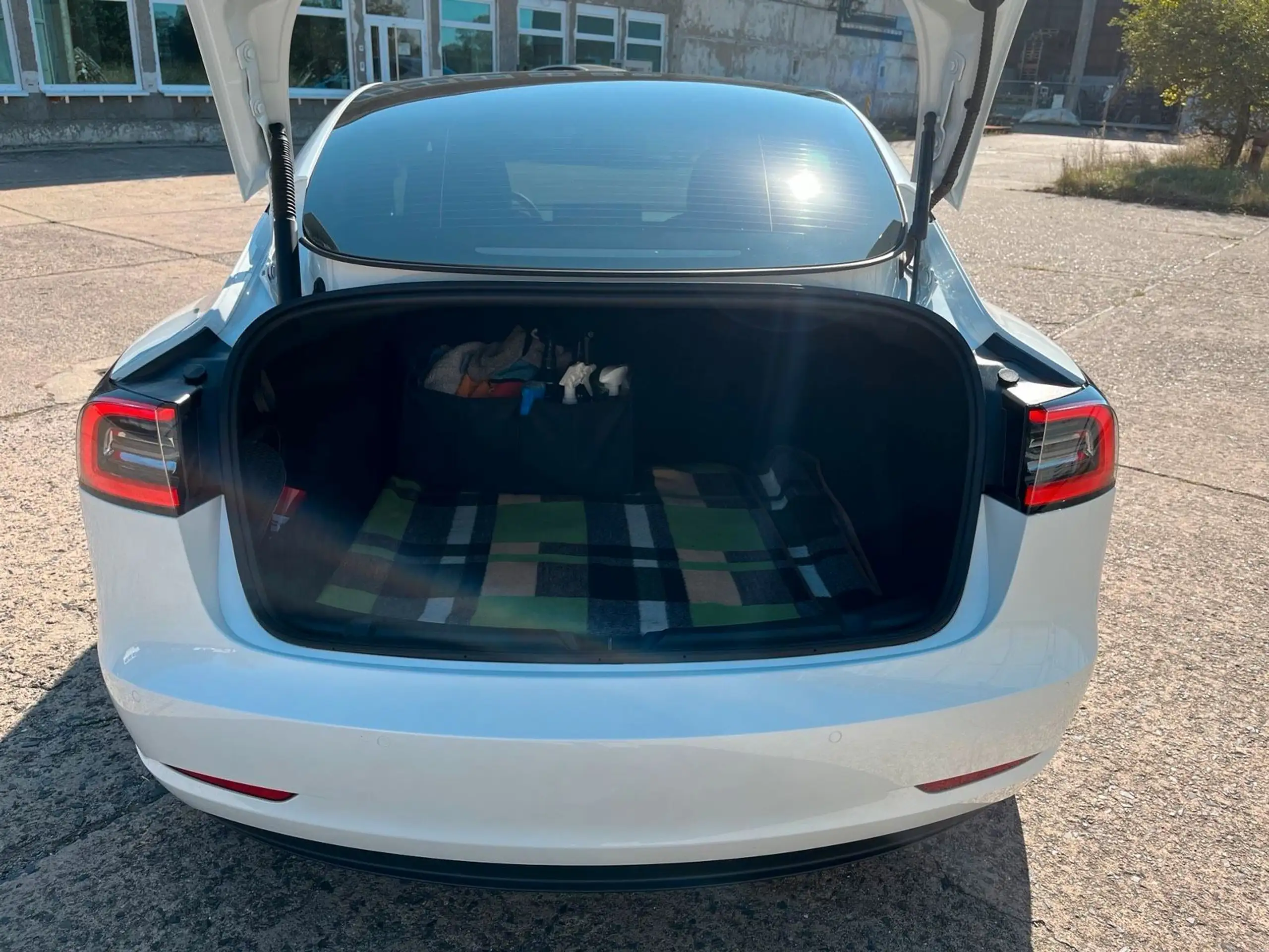 Tesla - Model 3