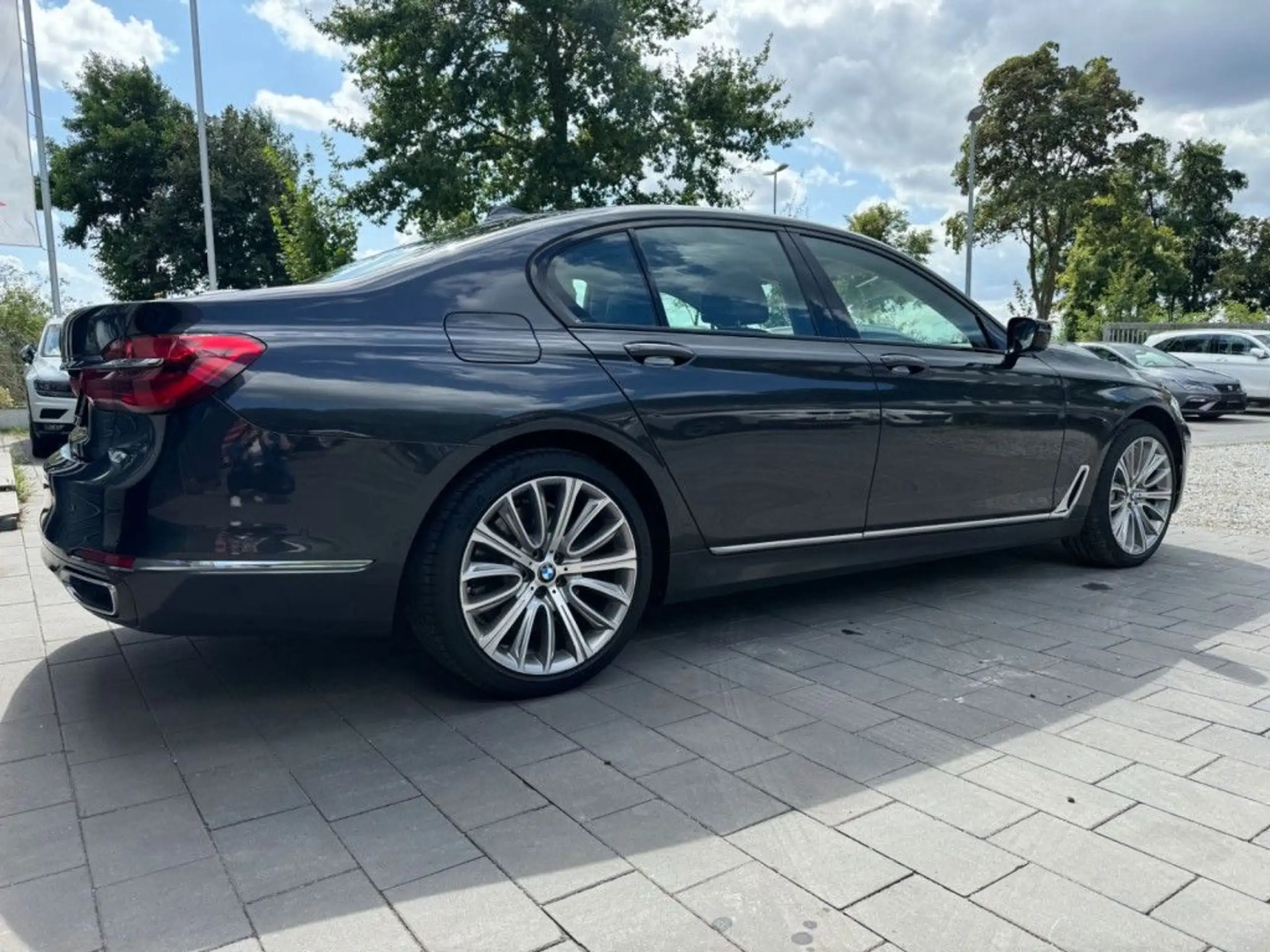 BMW - 750