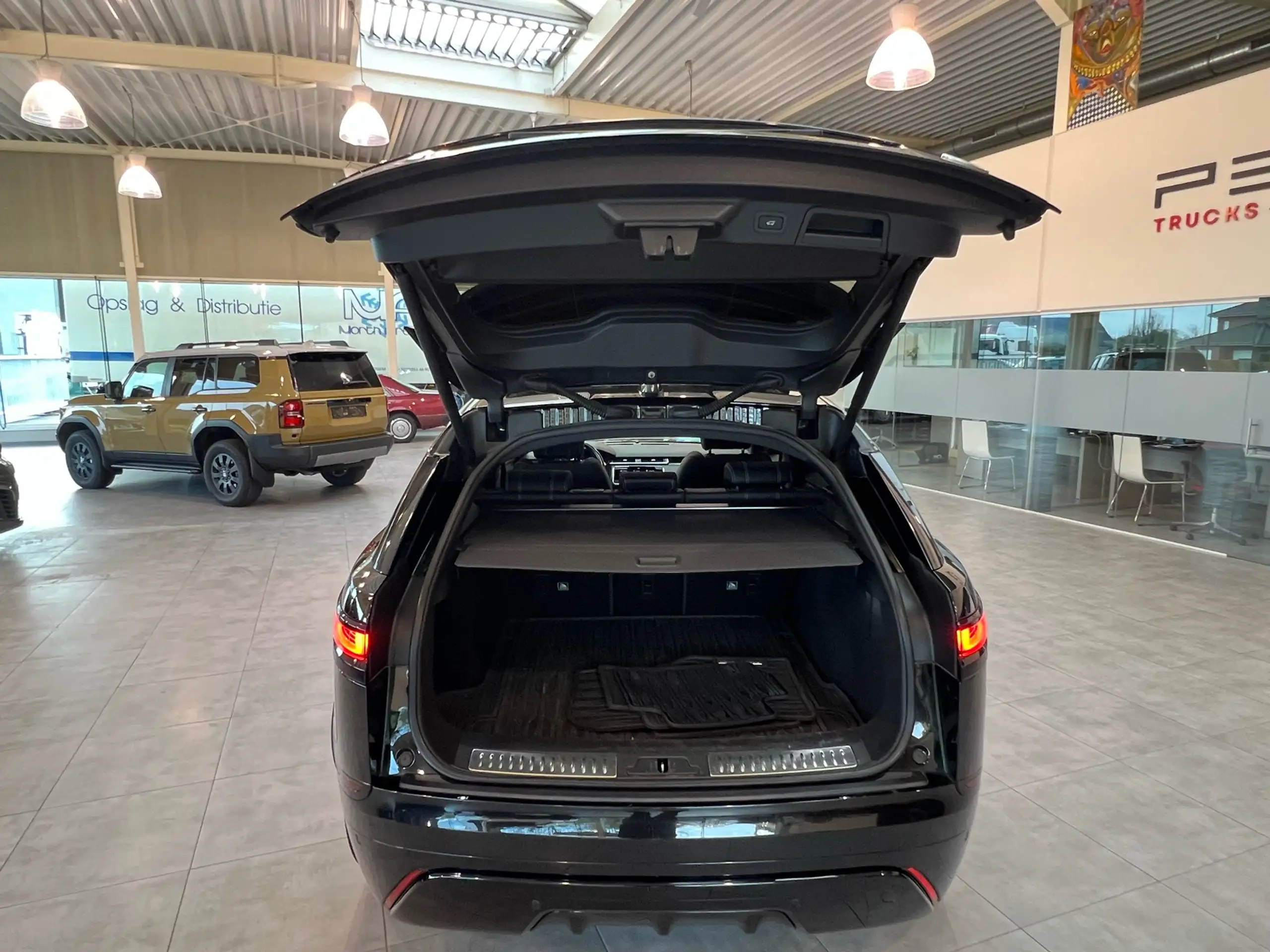 Land Rover - Range Rover Velar