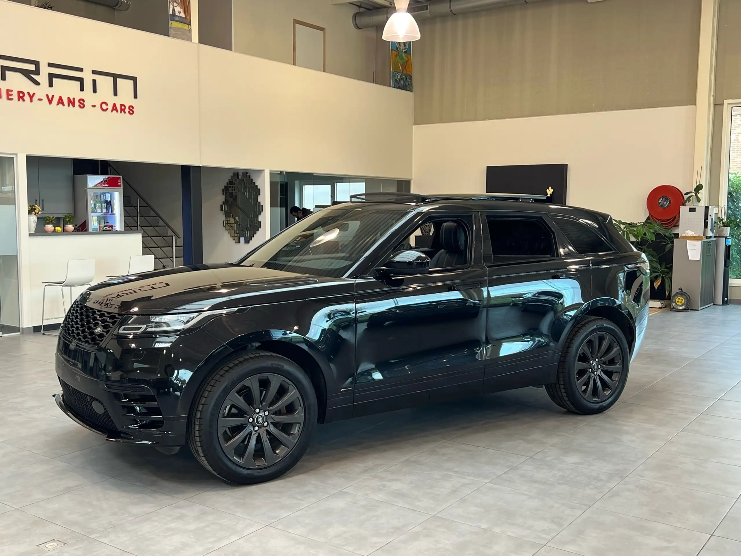 Land Rover - Range Rover Velar