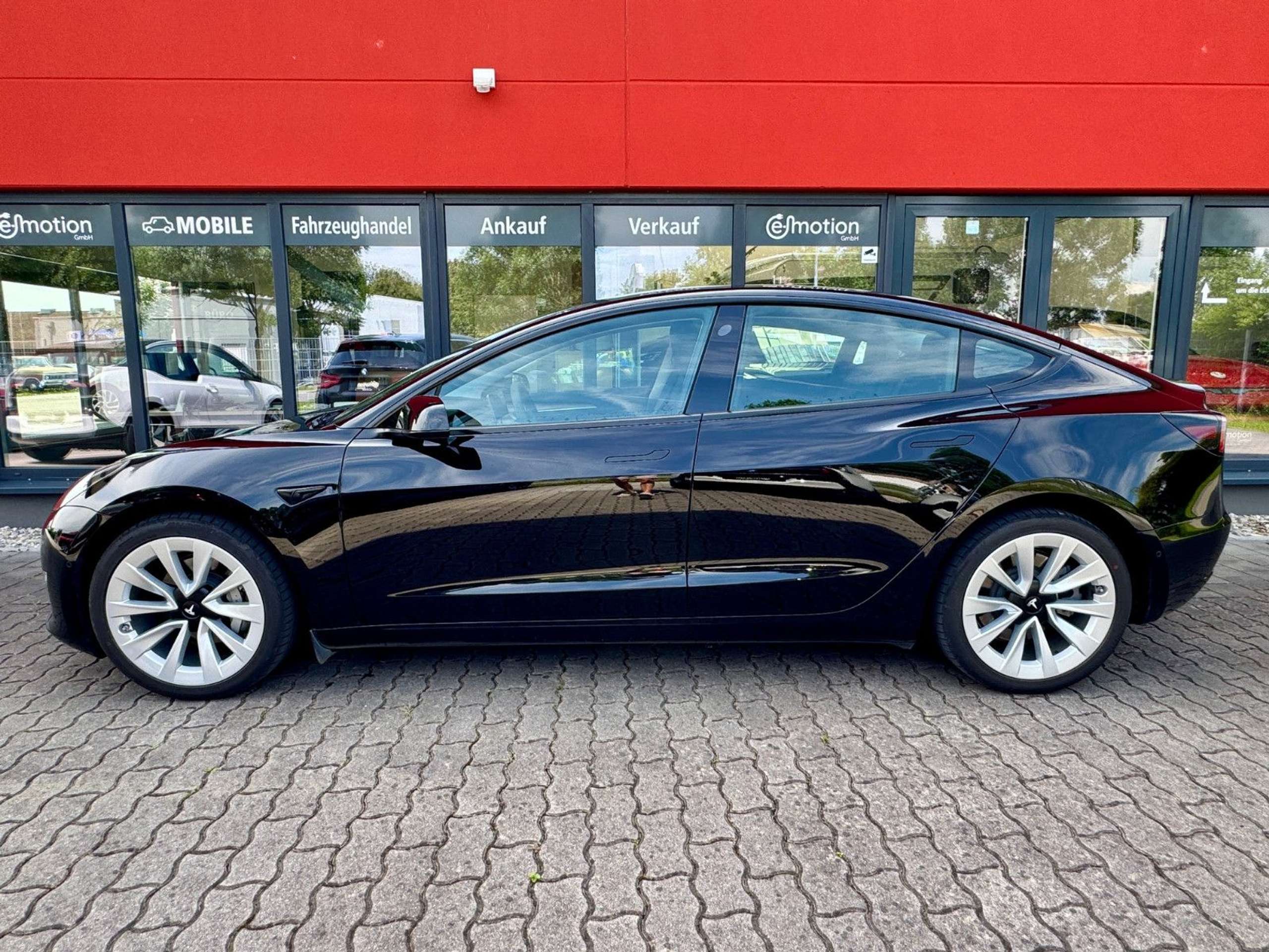 Tesla - Model 3