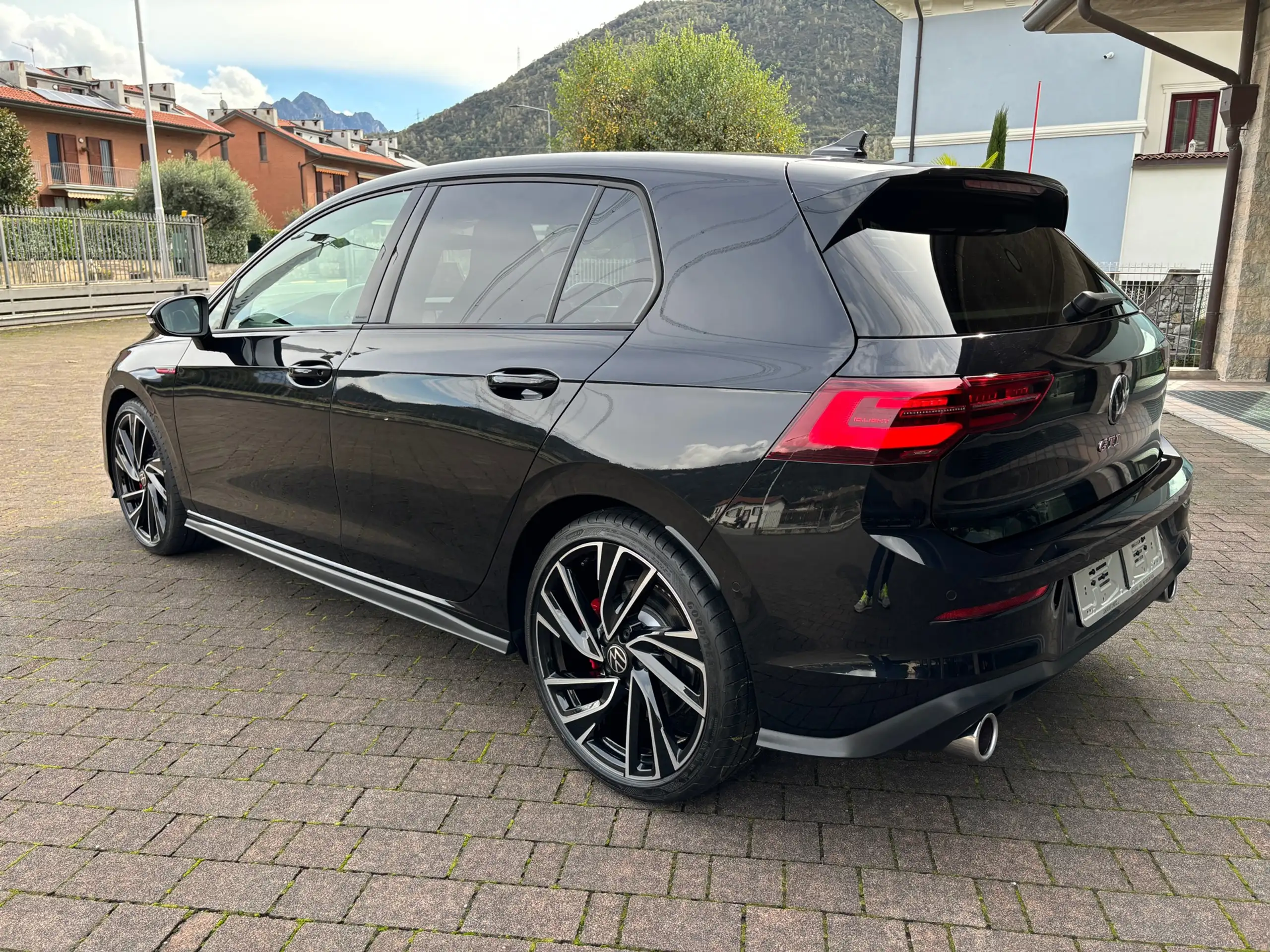 Volkswagen - Golf GTI