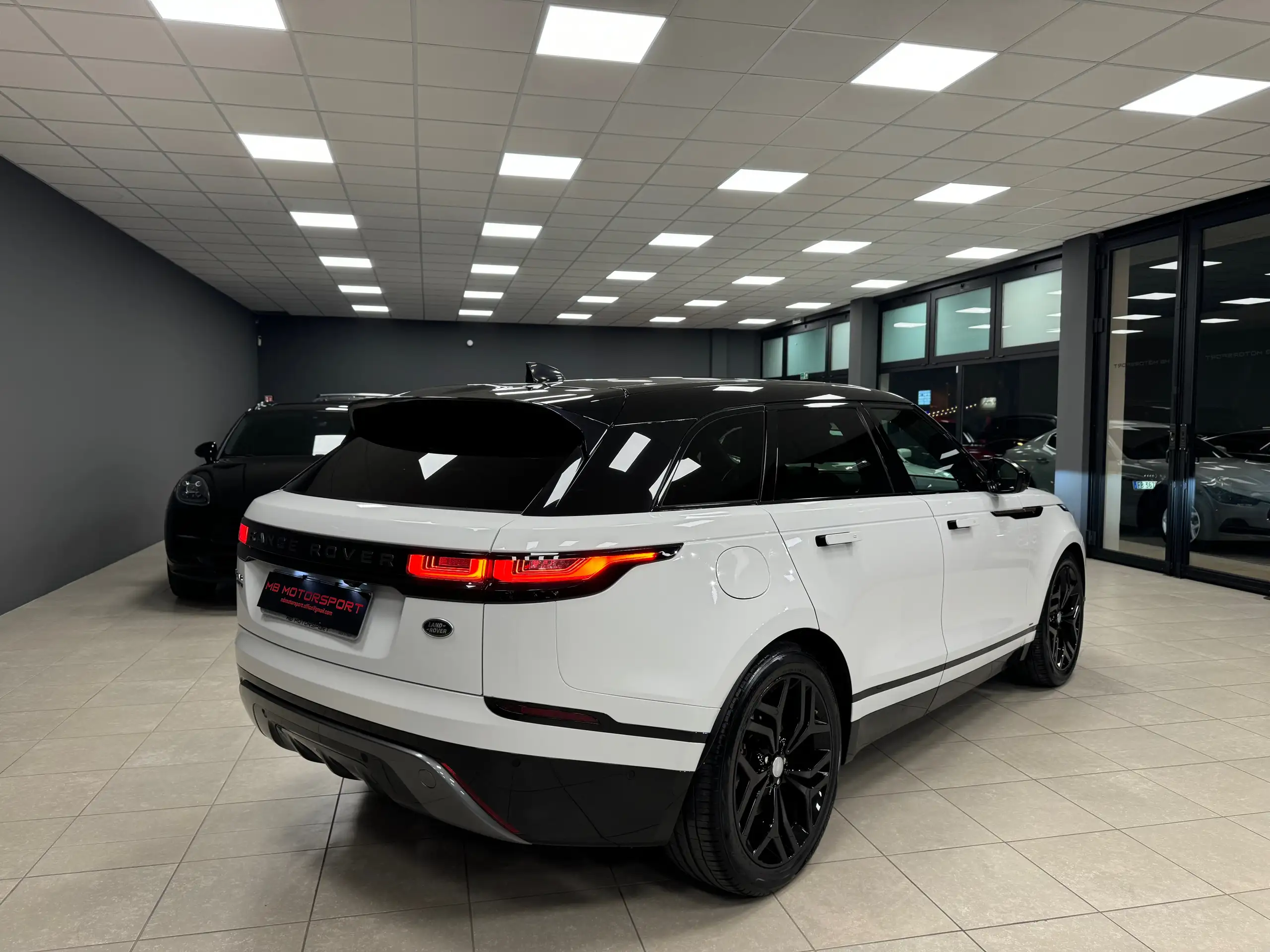 Land Rover - Range Rover Velar