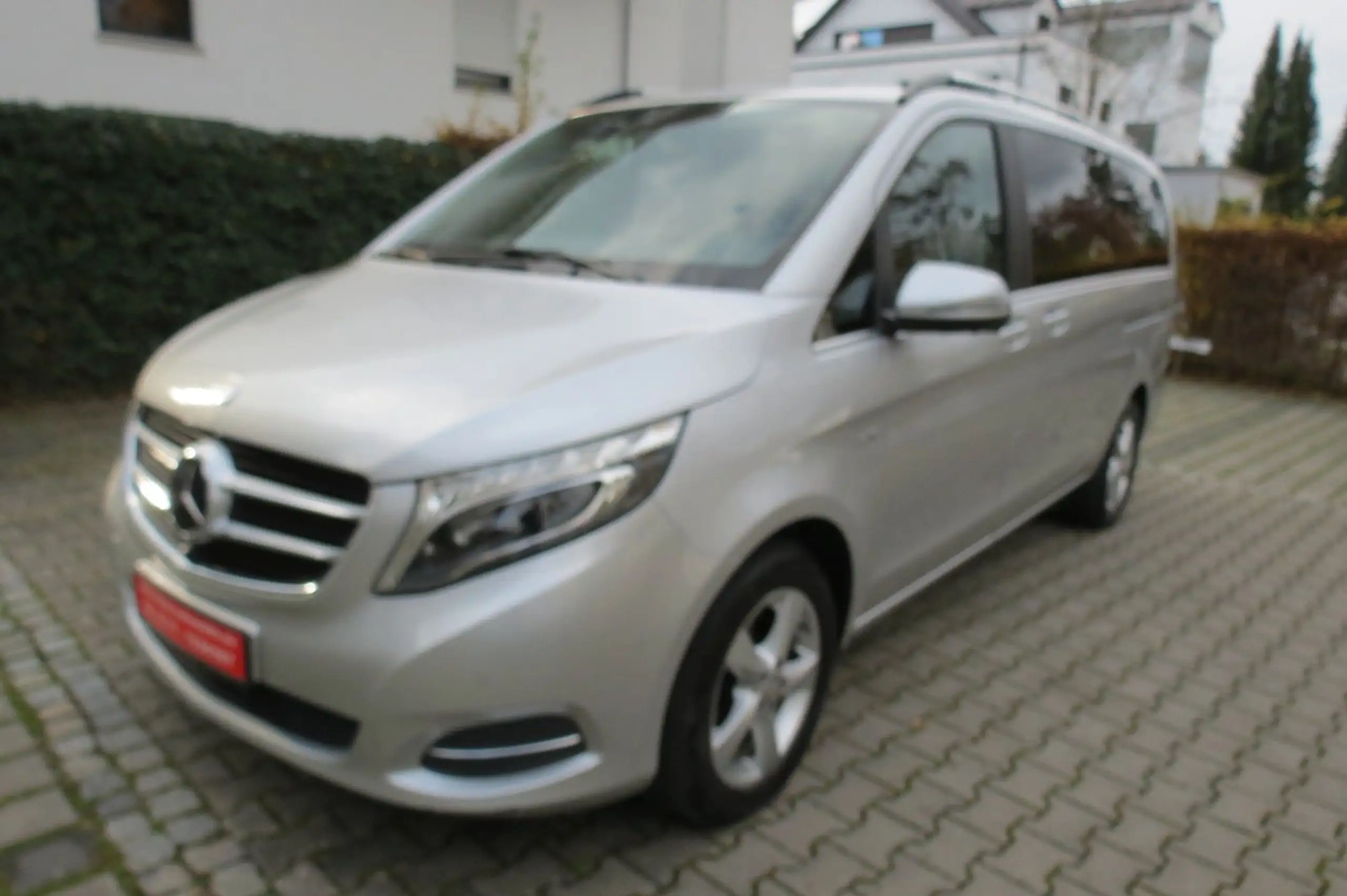 Mercedes-Benz - V 250