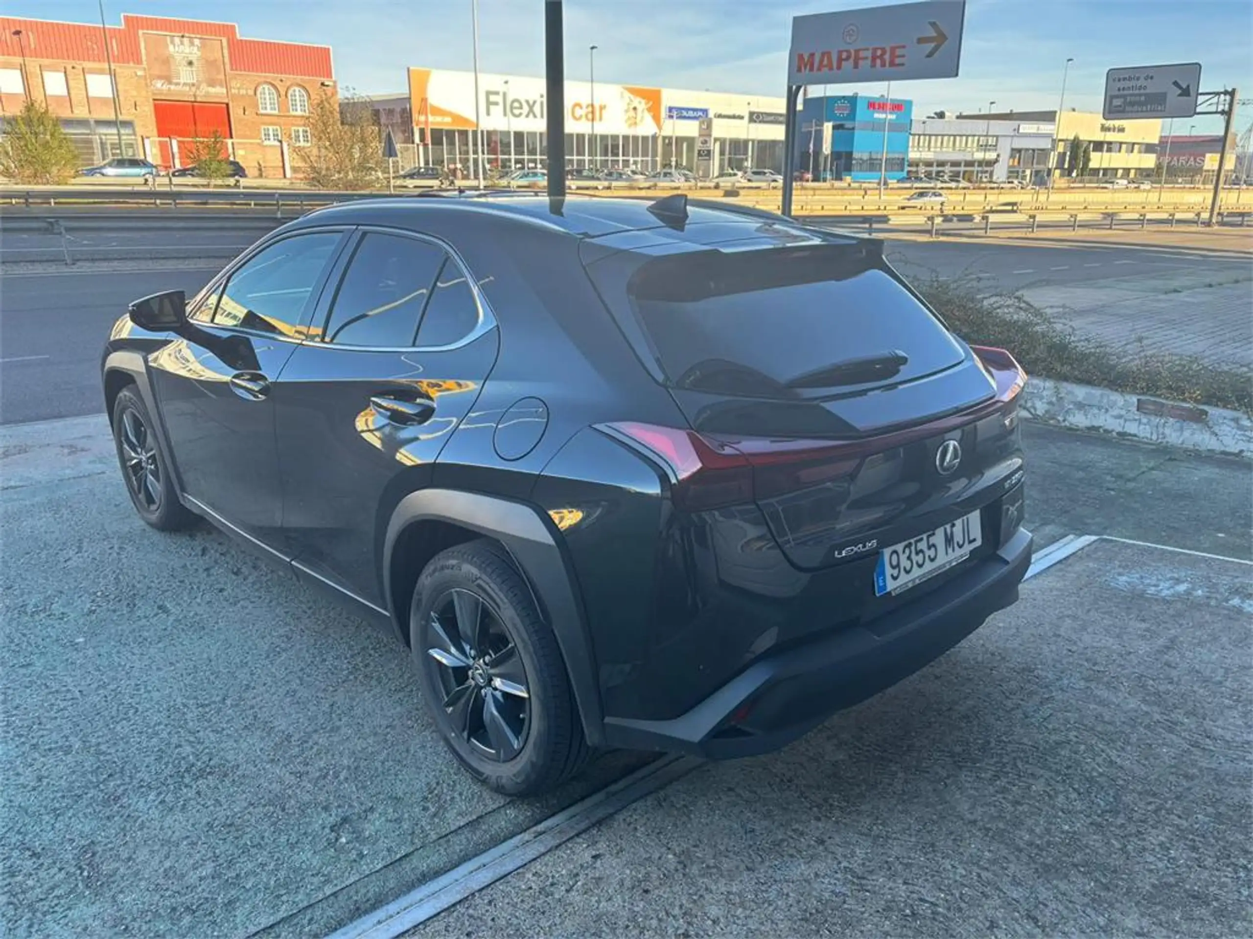 Lexus - UX 200