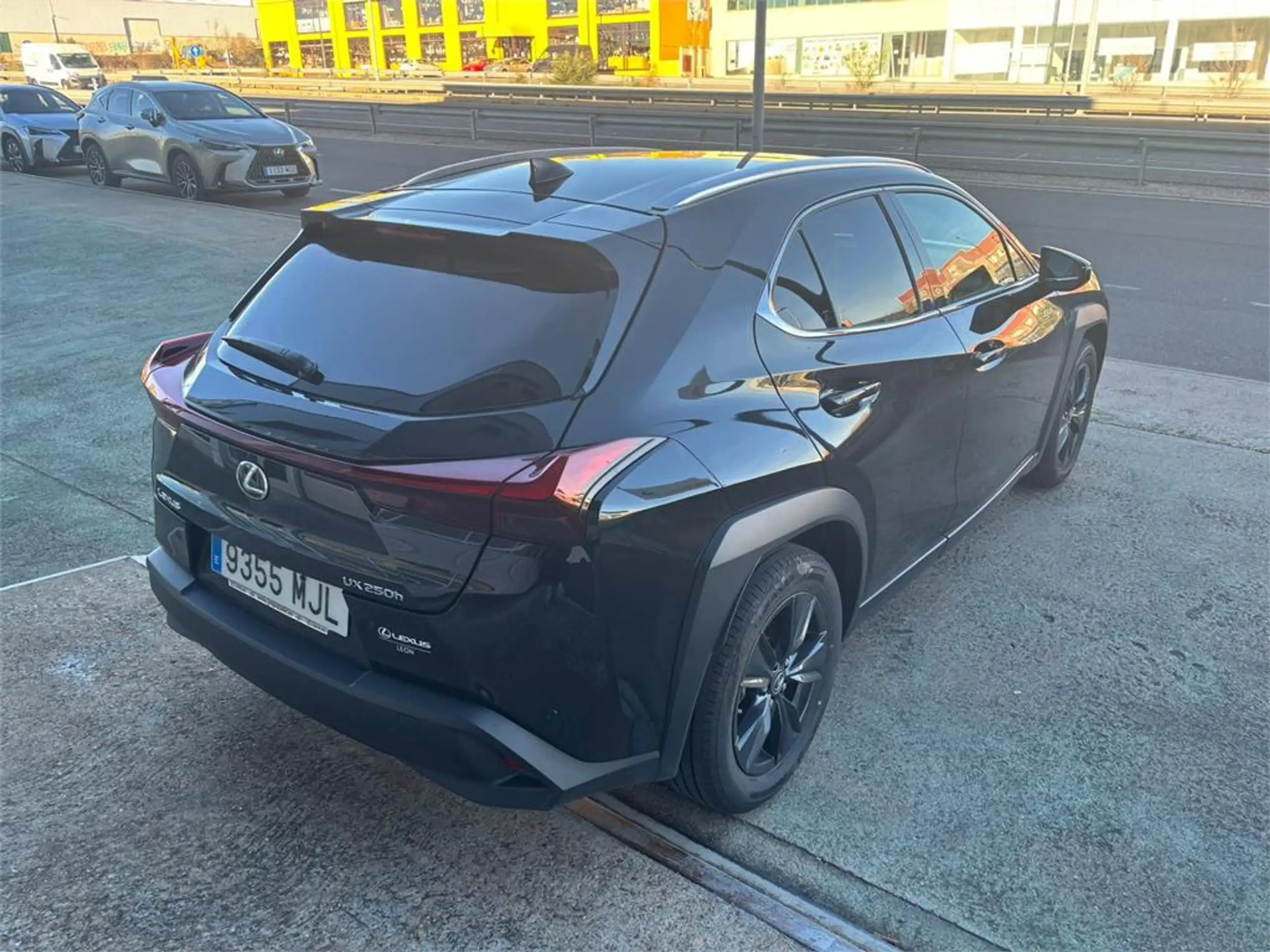 Lexus - UX 200