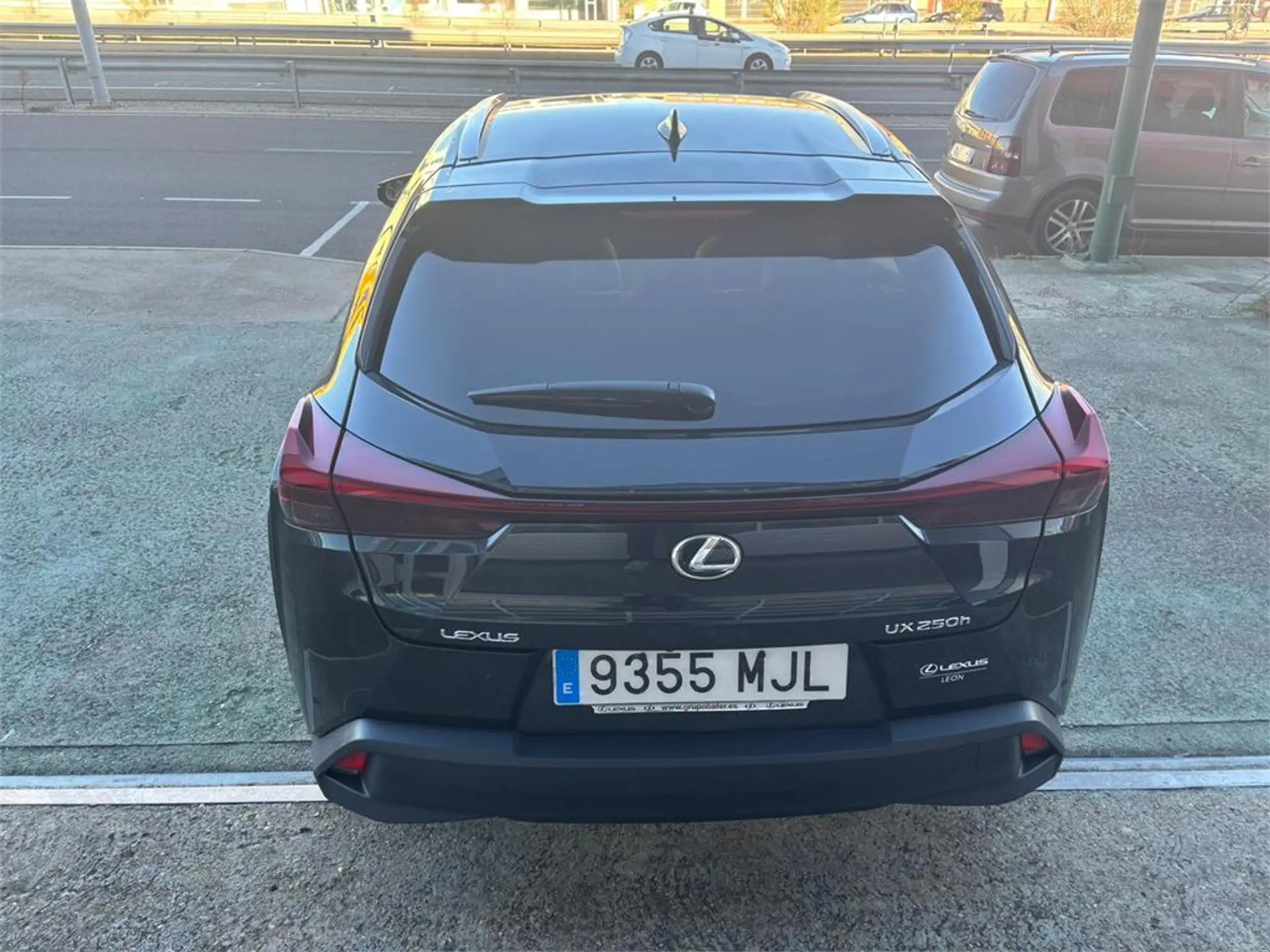 Lexus - UX 200