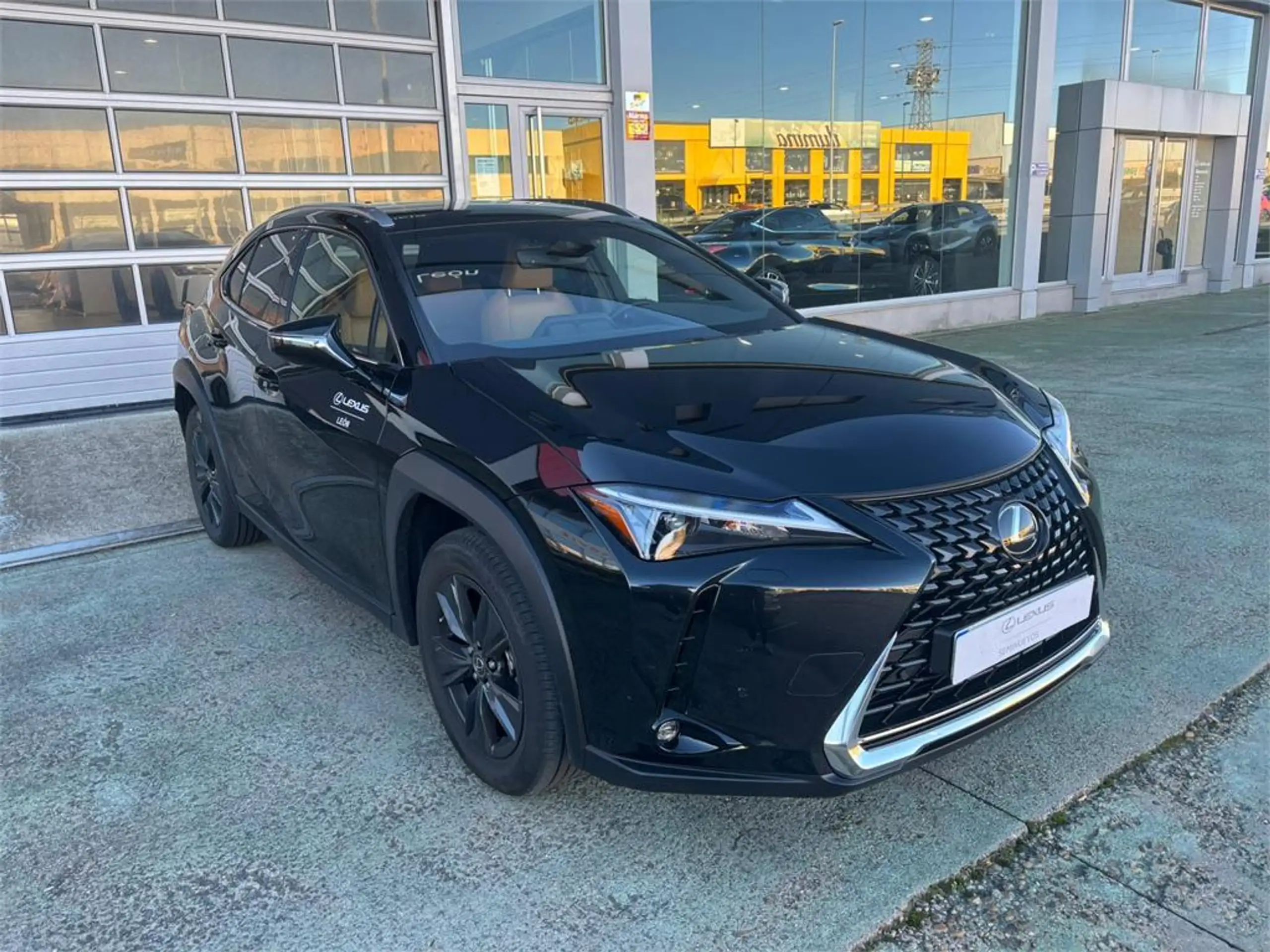 Lexus - UX 200