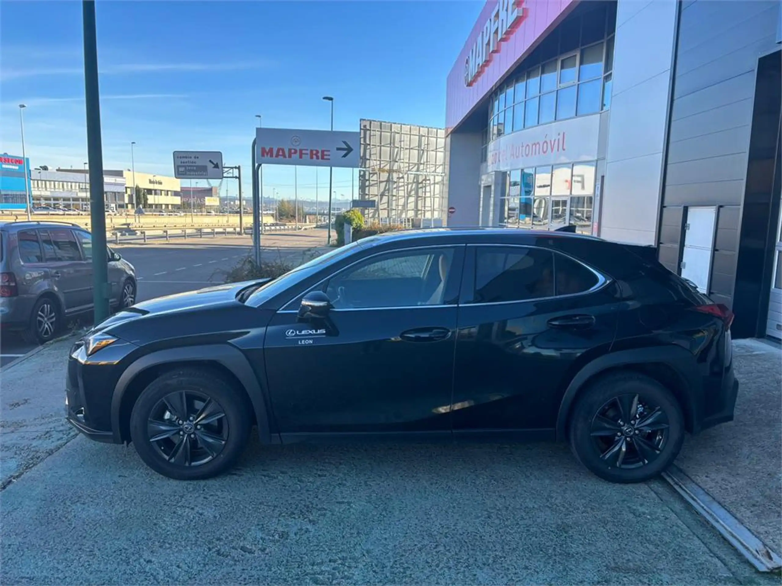 Lexus - UX 200