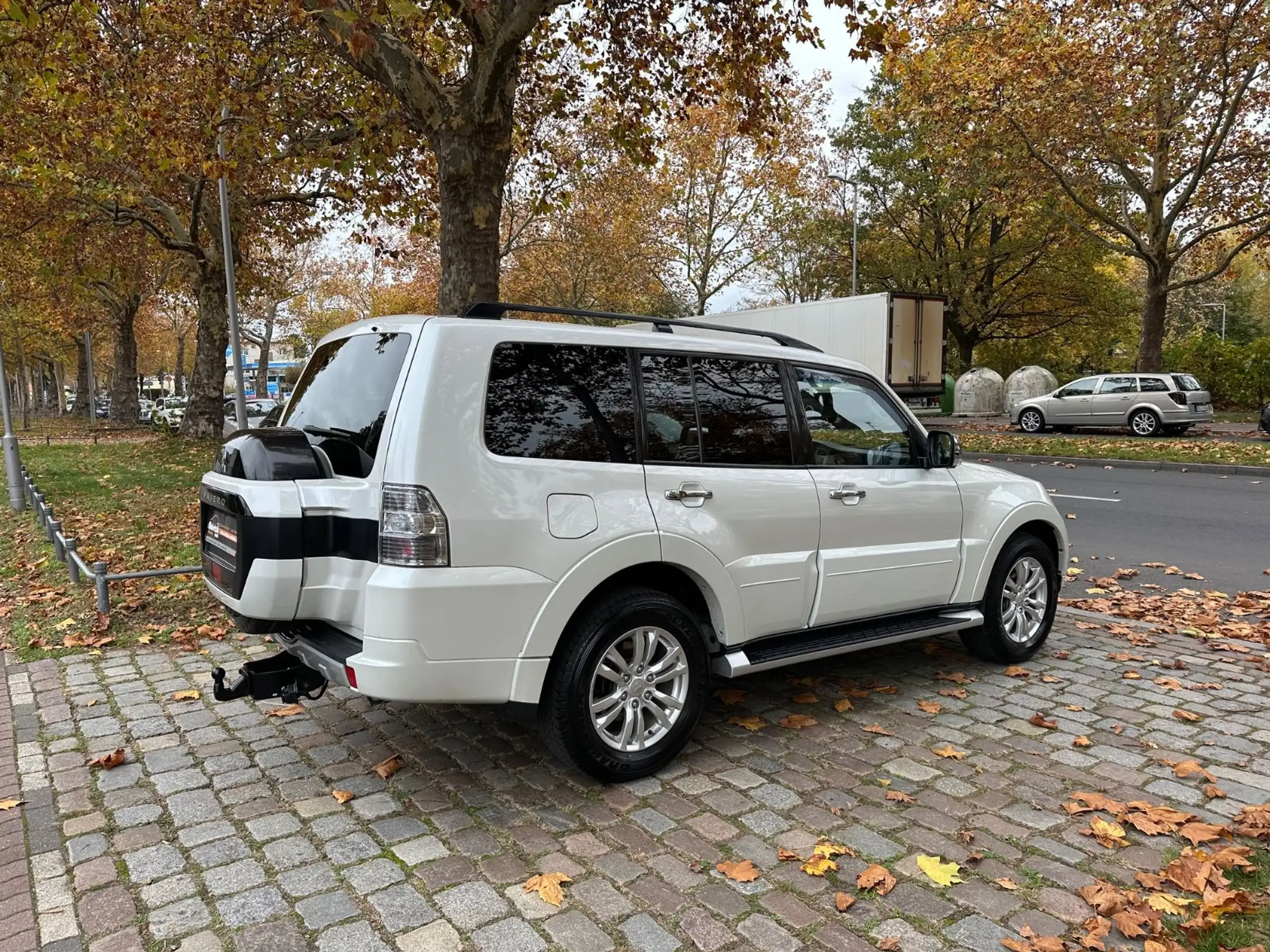 Mitsubishi - Pajero