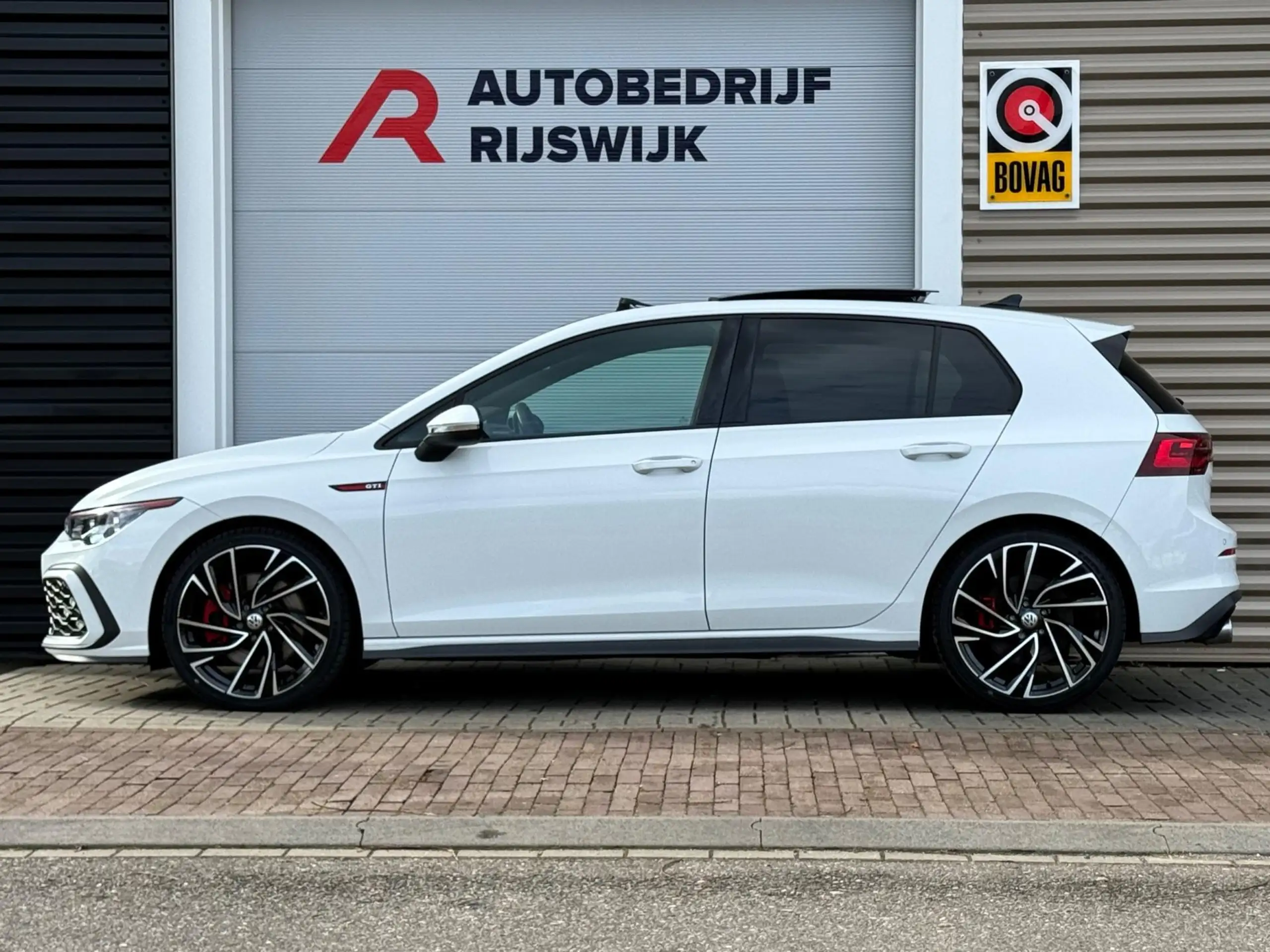 Volkswagen - Golf GTI