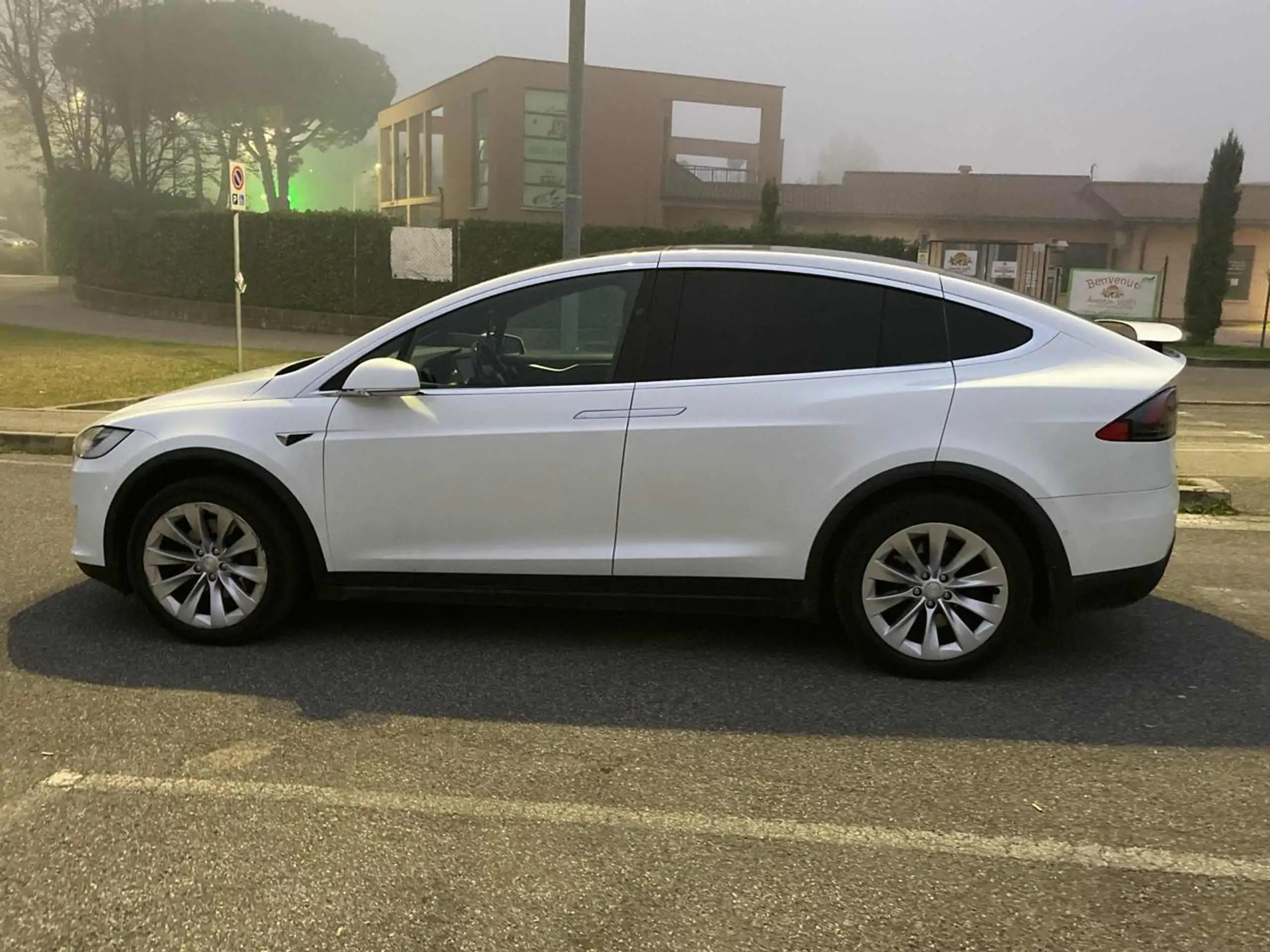 Tesla - Model X