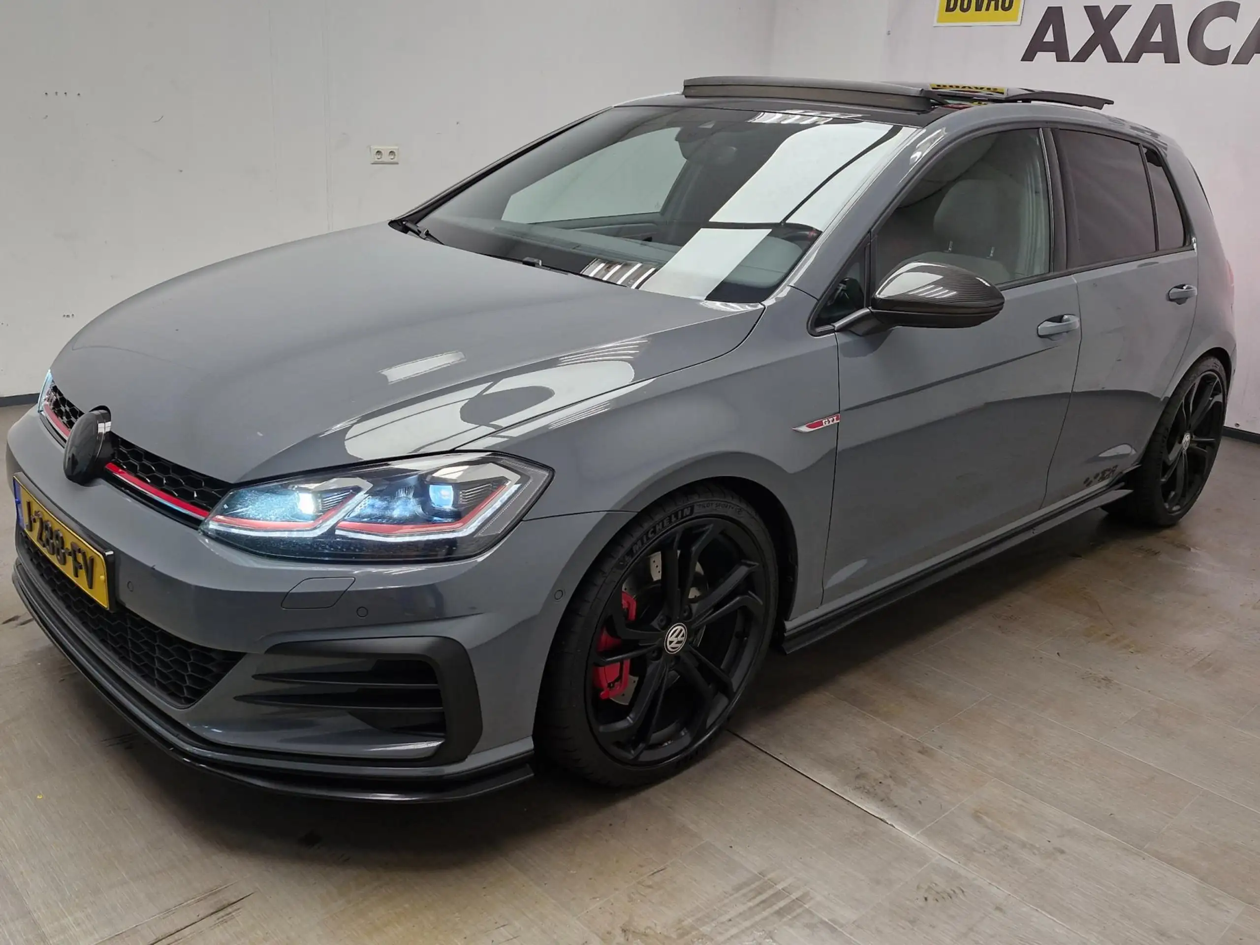 Volkswagen - Golf GTI