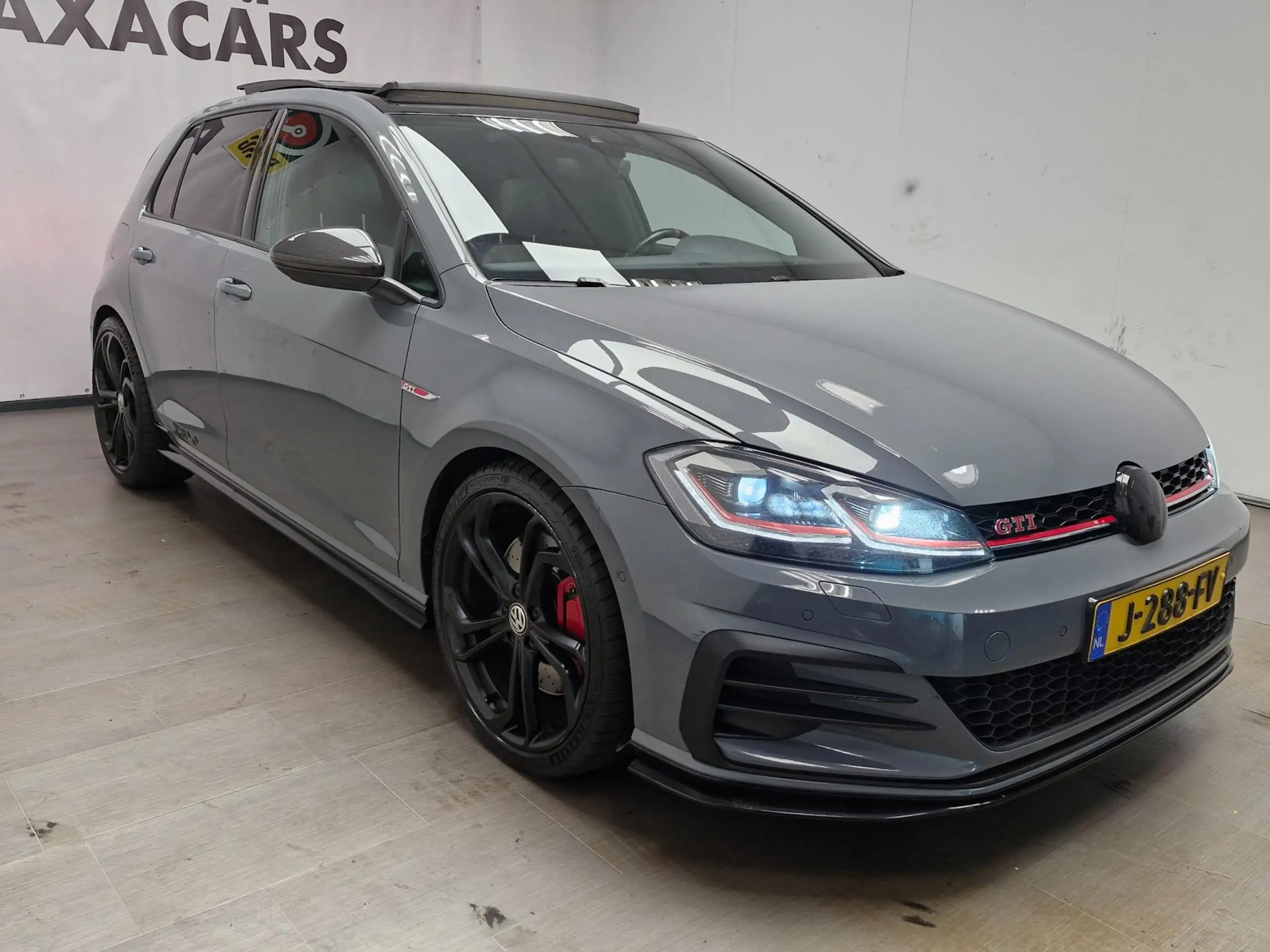 Volkswagen - Golf GTI