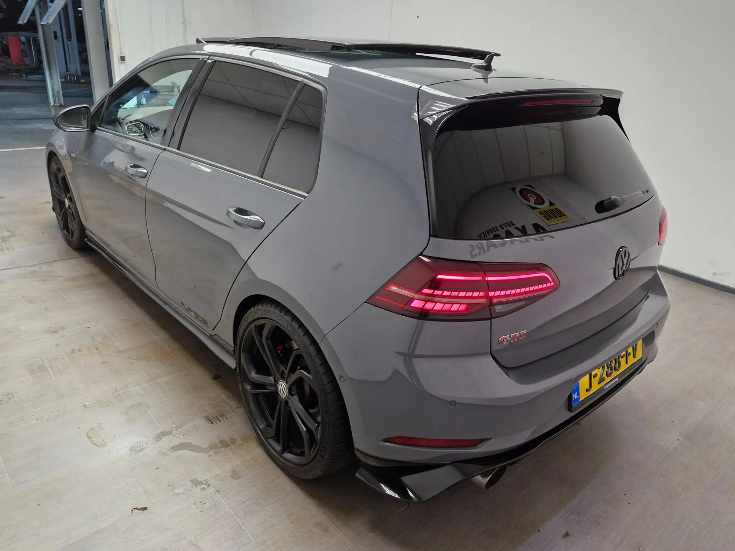 Volkswagen - Golf GTI