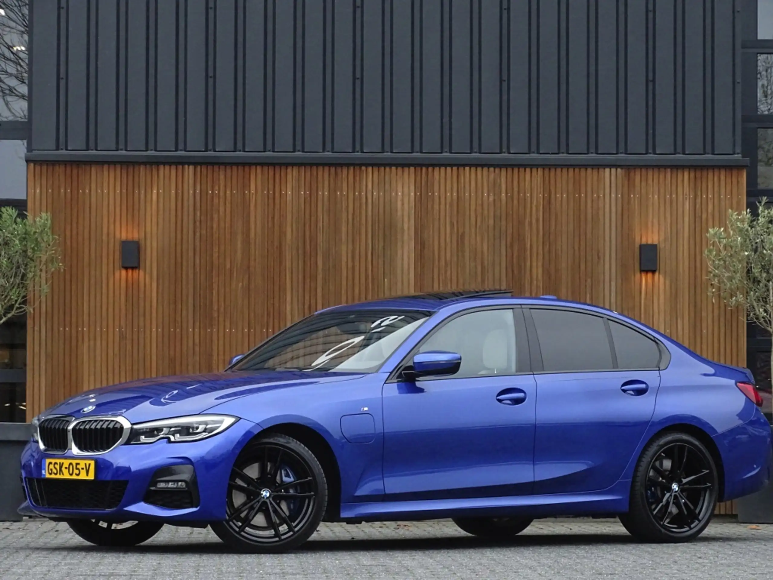 BMW 330 2019