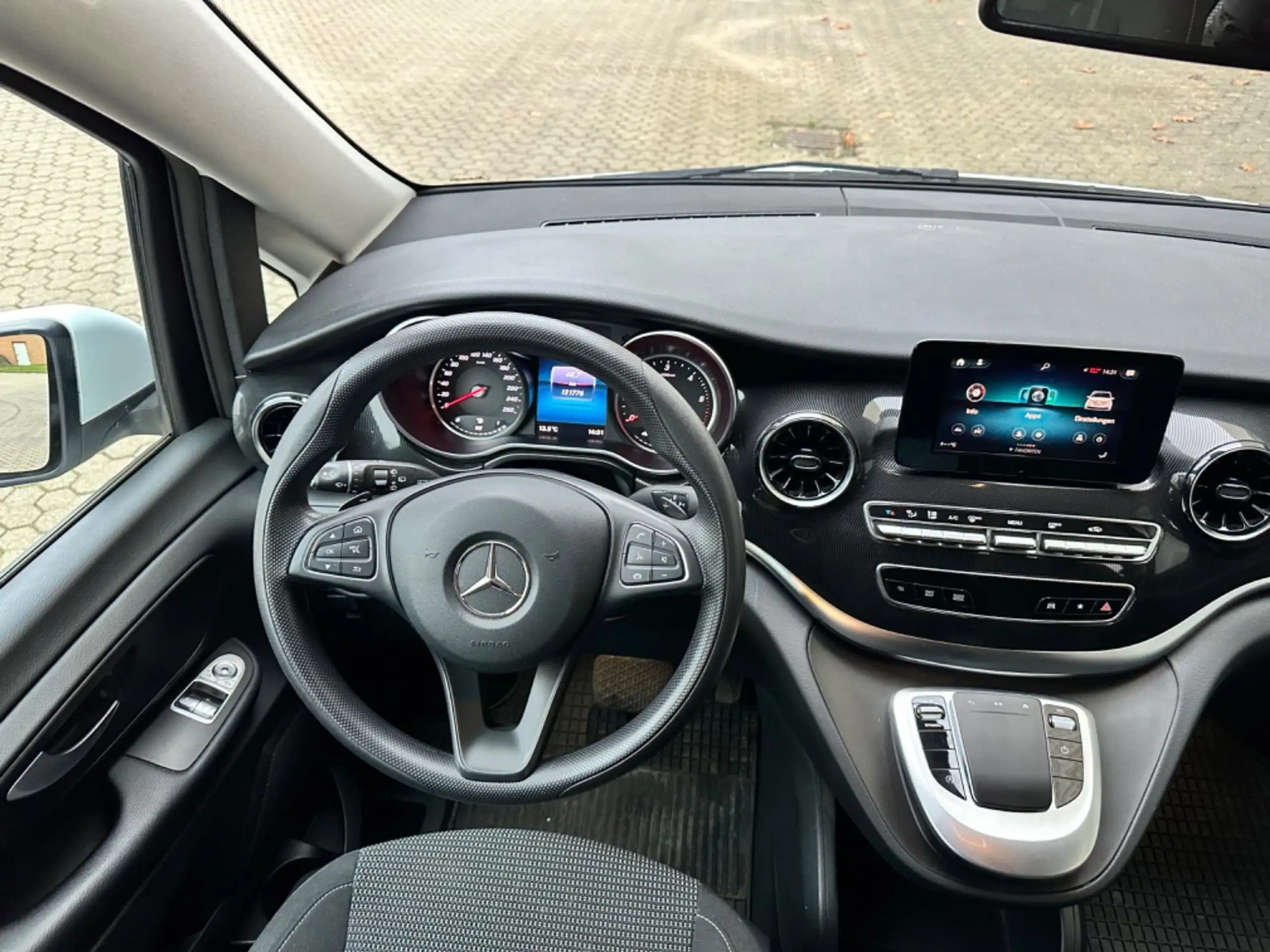 Mercedes-Benz - V 220