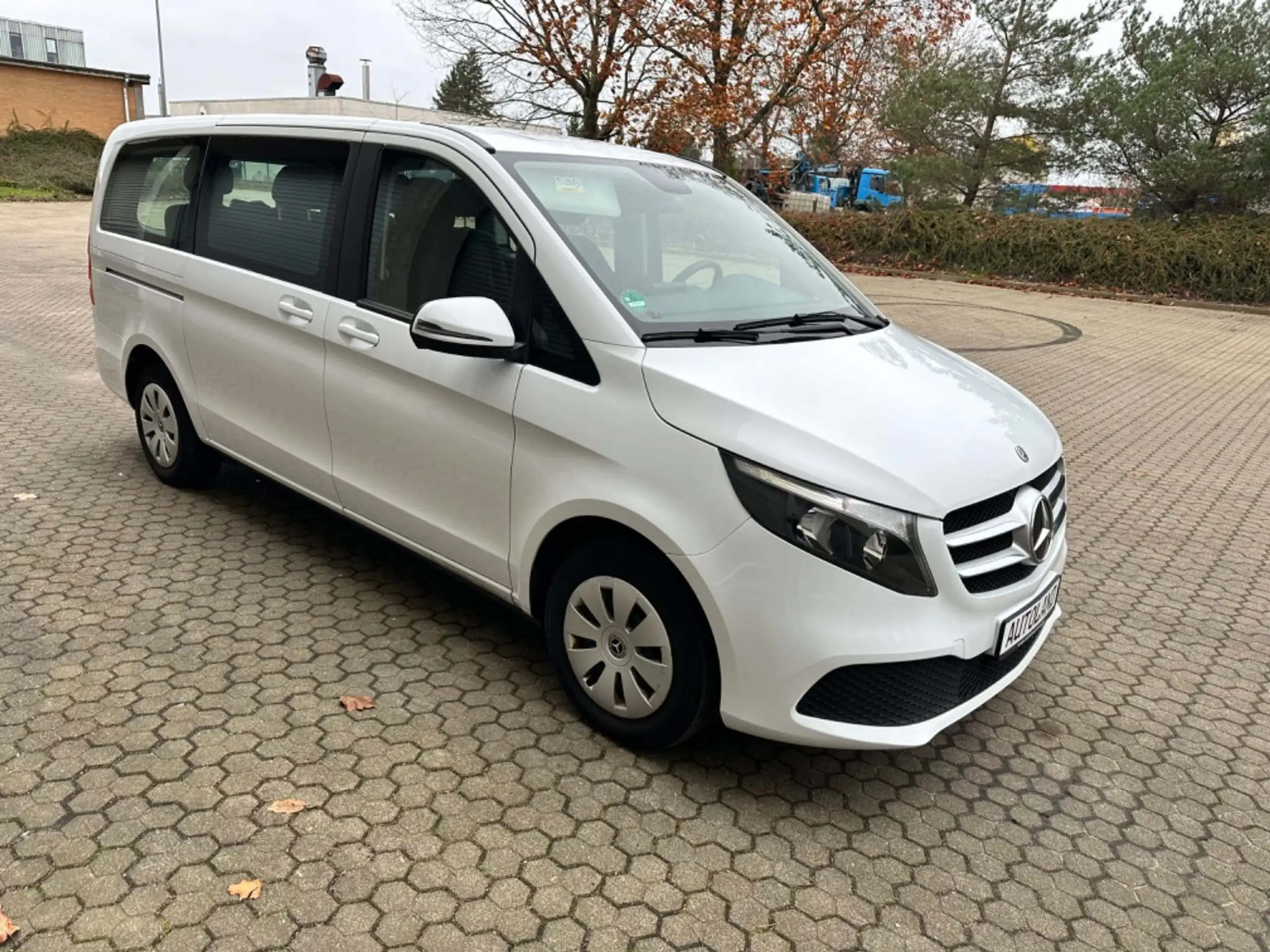 Mercedes-Benz - V 220