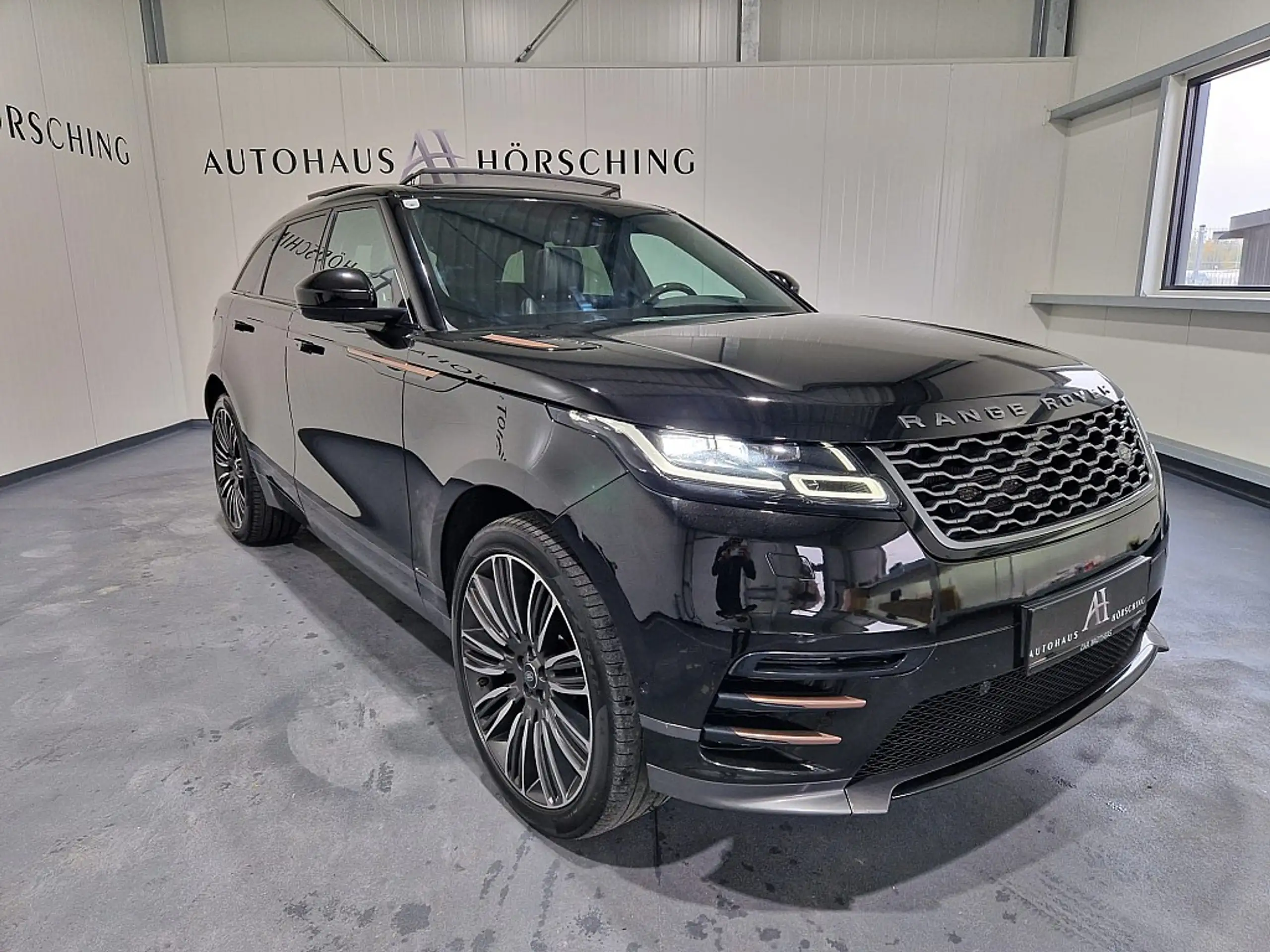 Land Rover - Range Rover Velar