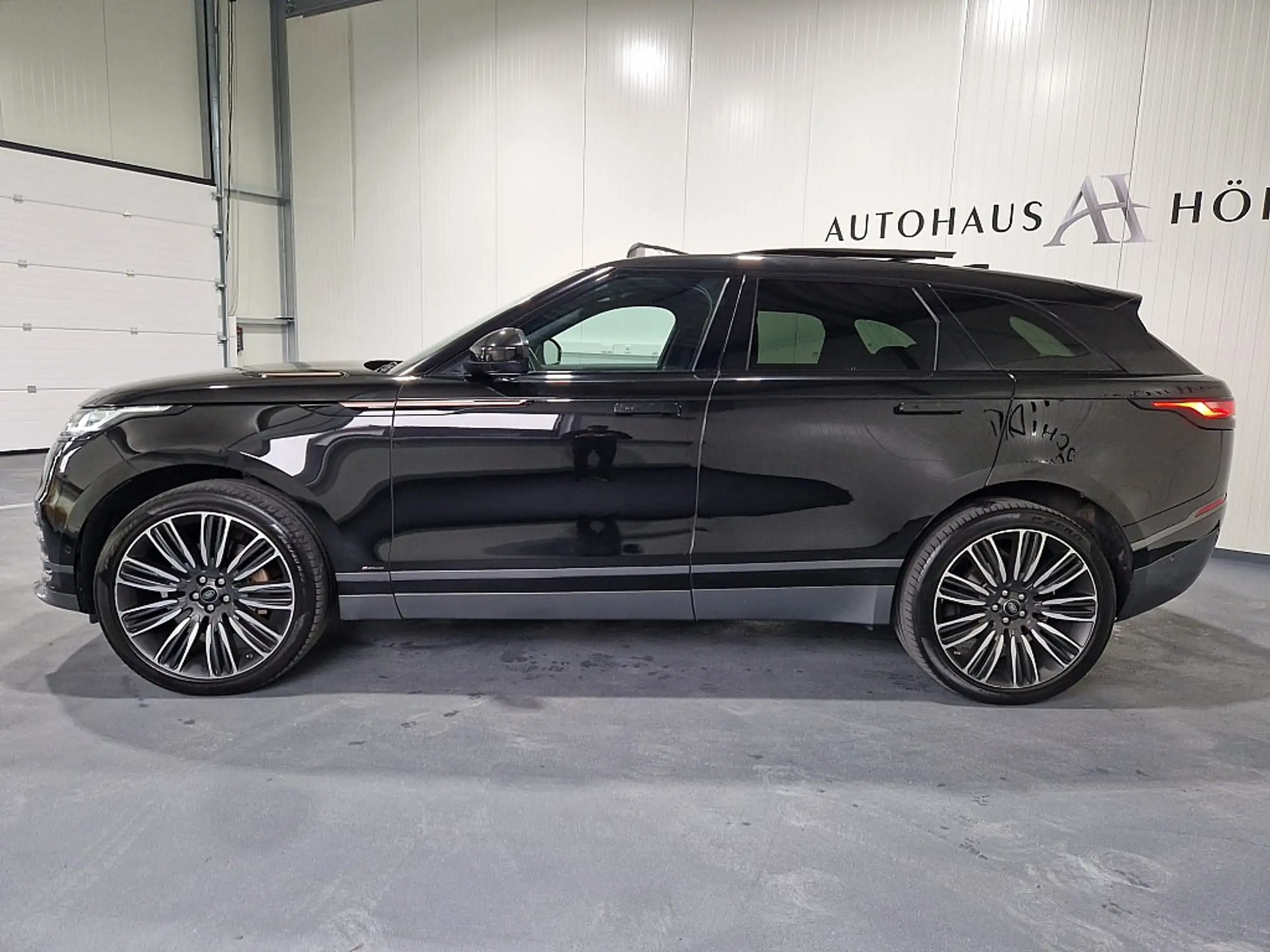 Land Rover - Range Rover Velar