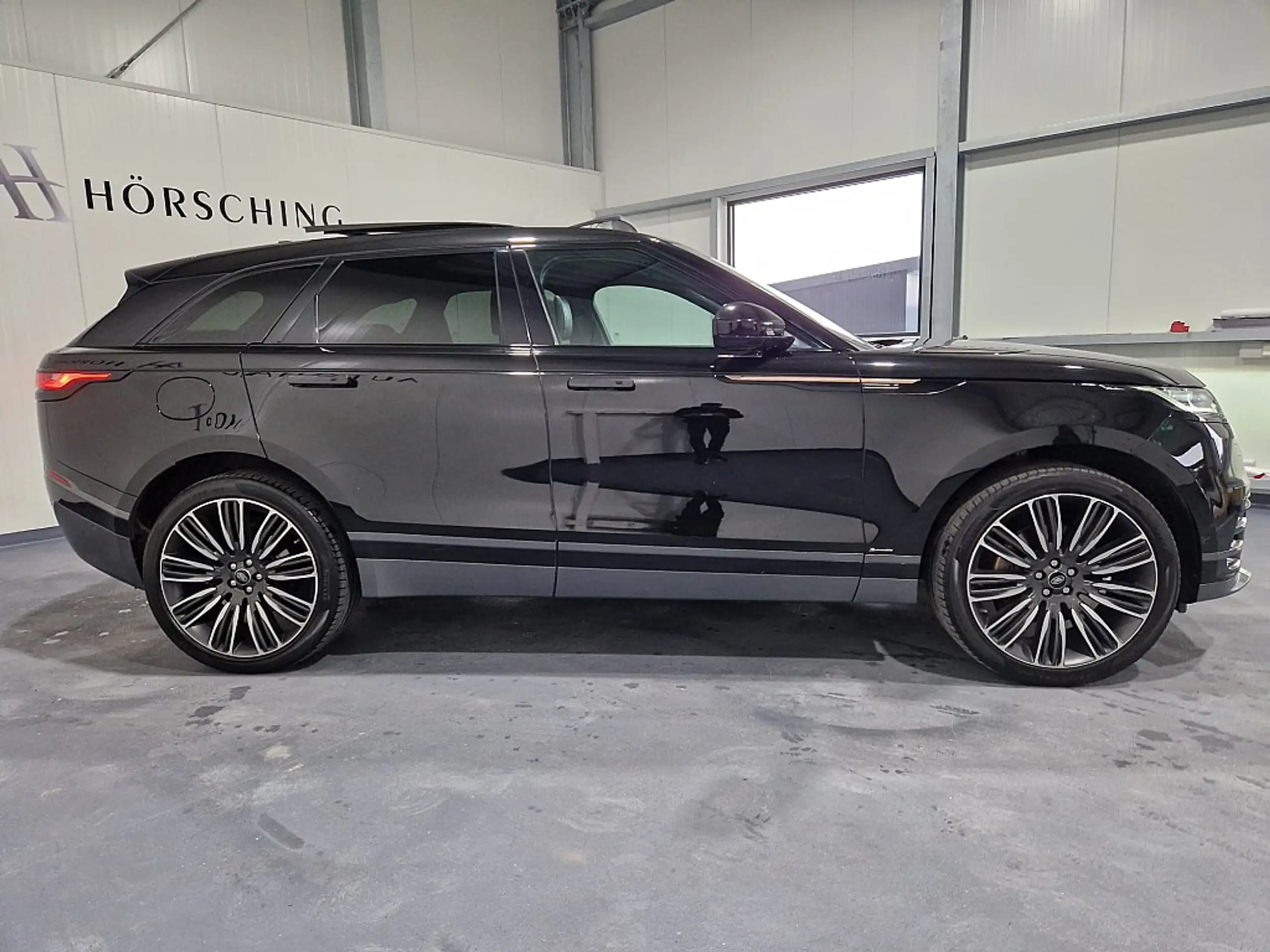 Land Rover - Range Rover Velar