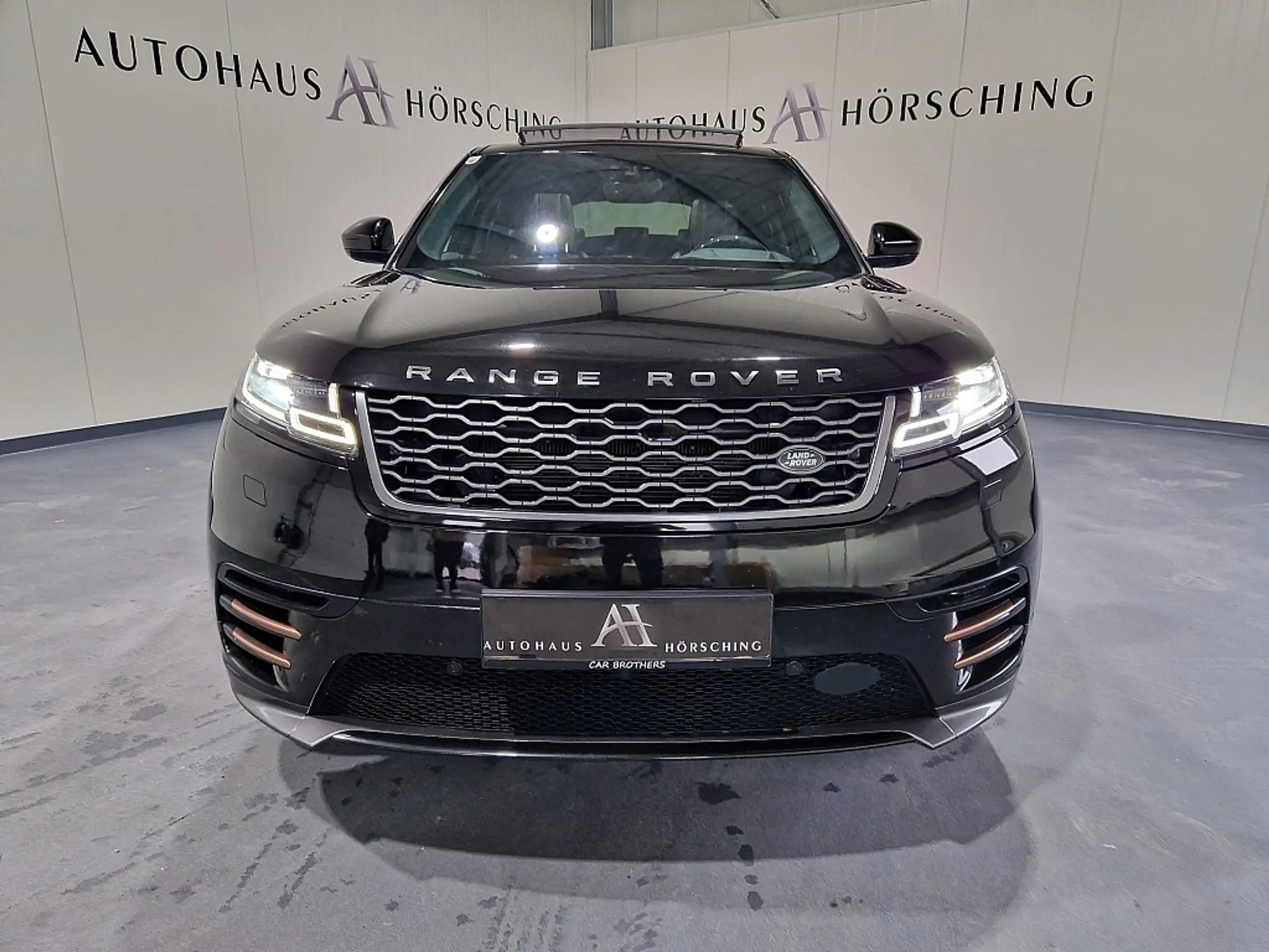 Land Rover - Range Rover Velar