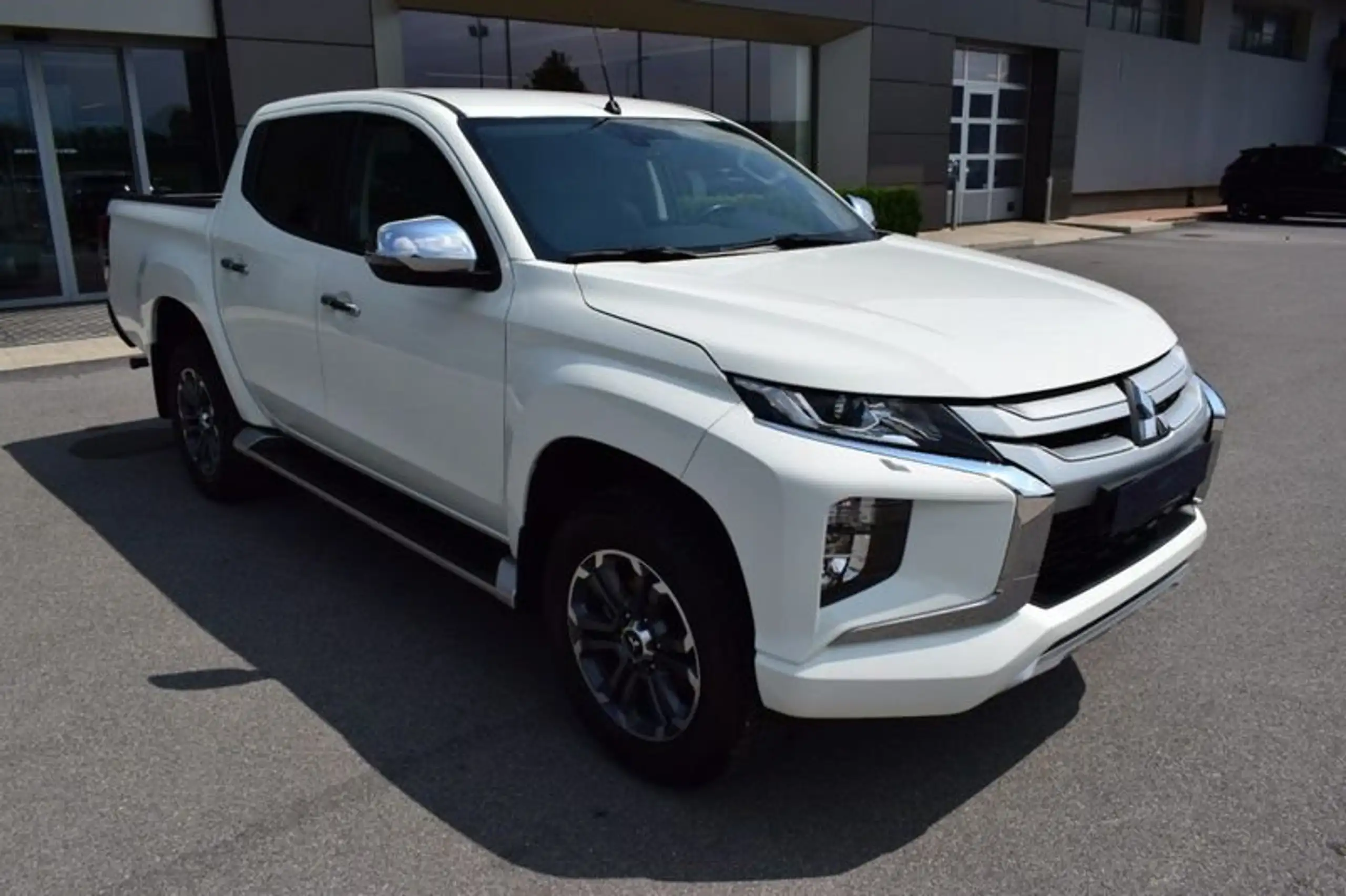 Mitsubishi - L200