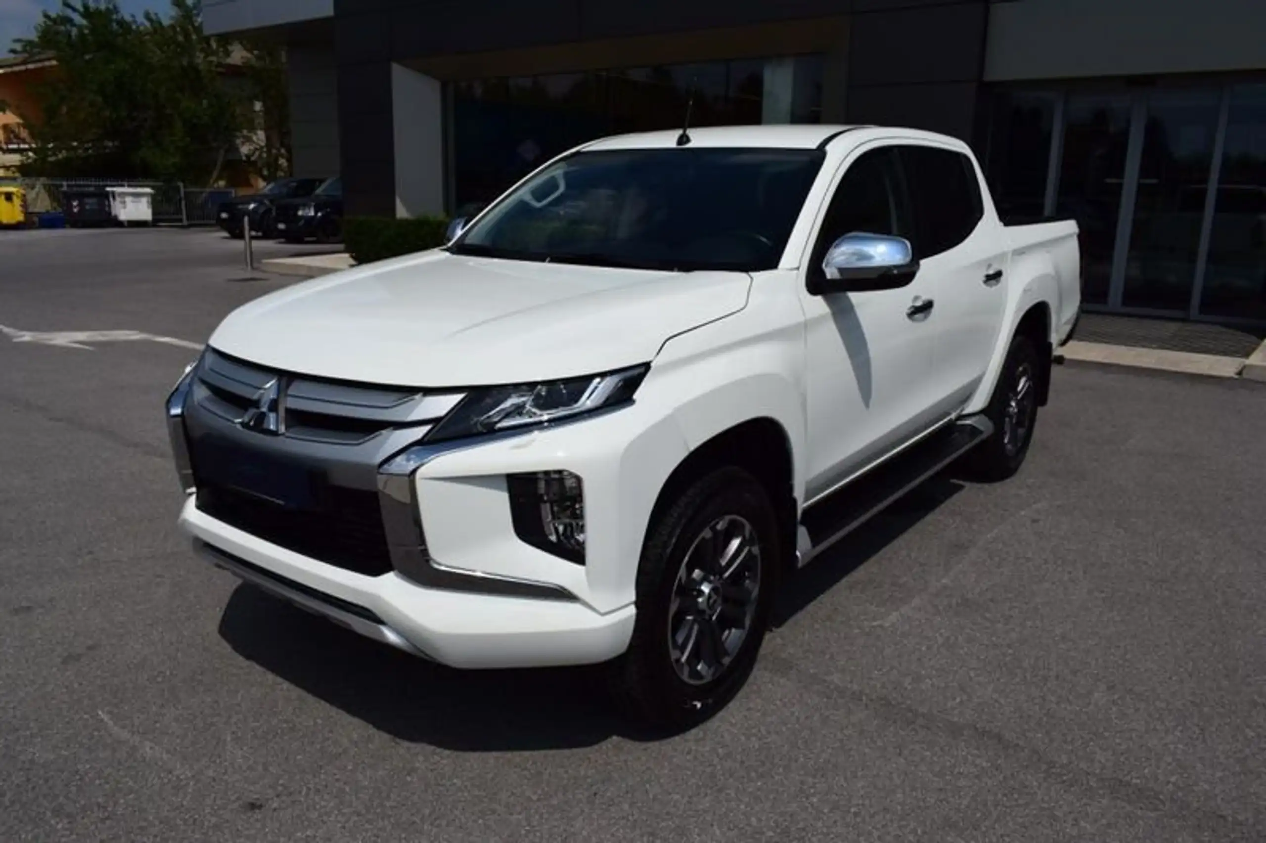 Mitsubishi - L200