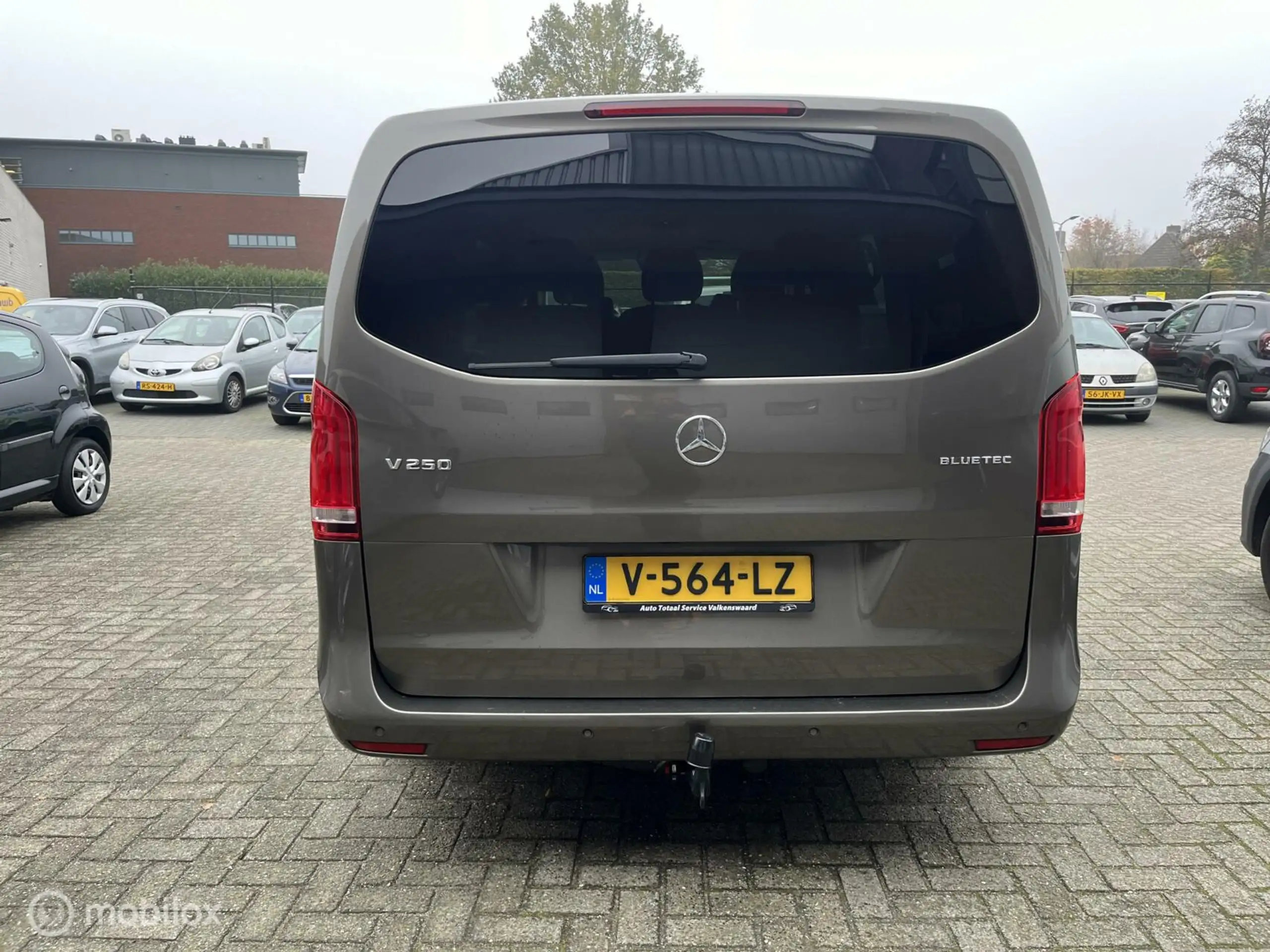 Mercedes-Benz - V 250