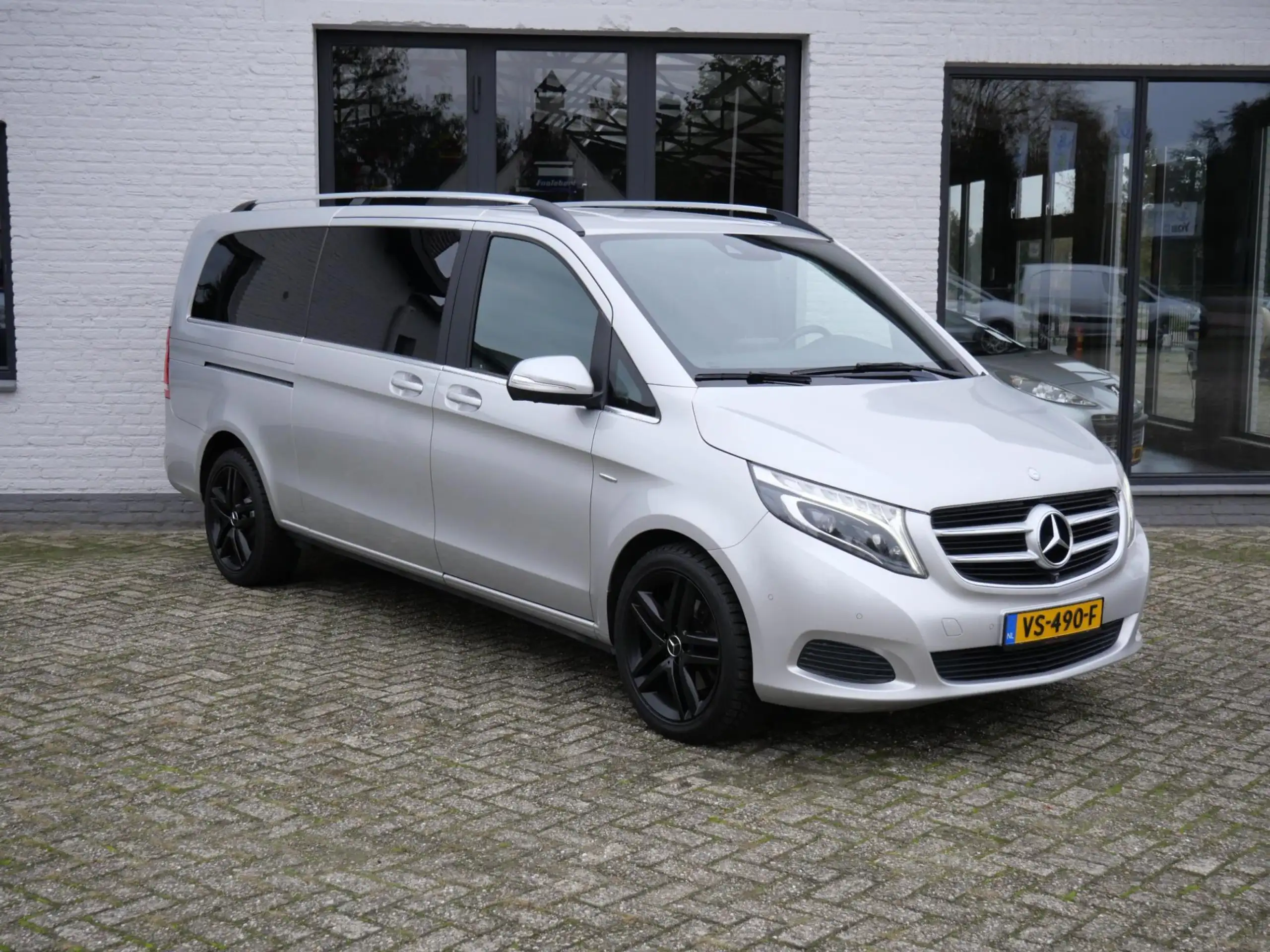 Mercedes-Benz - V 250