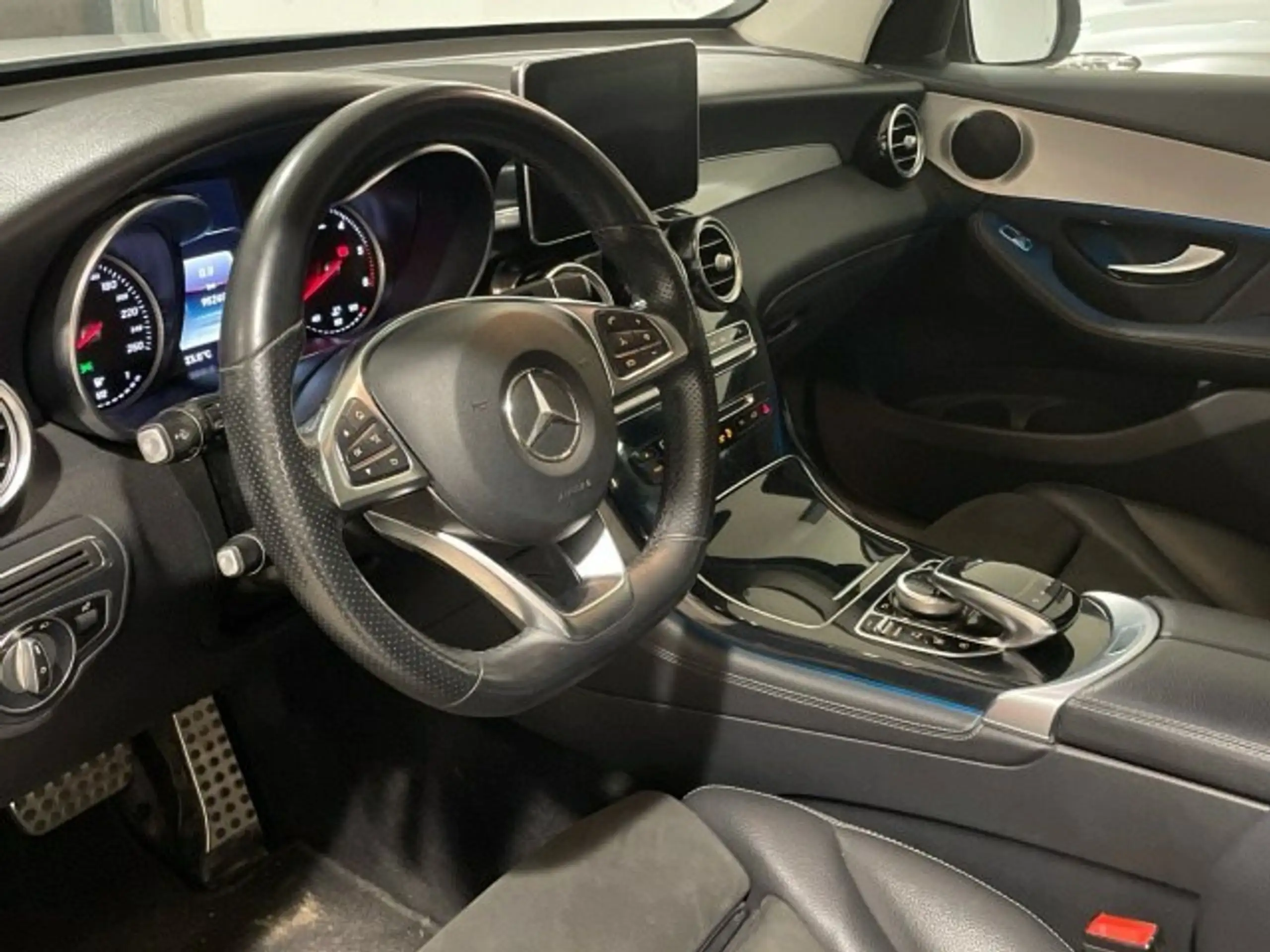 Mercedes-Benz - GLC 220