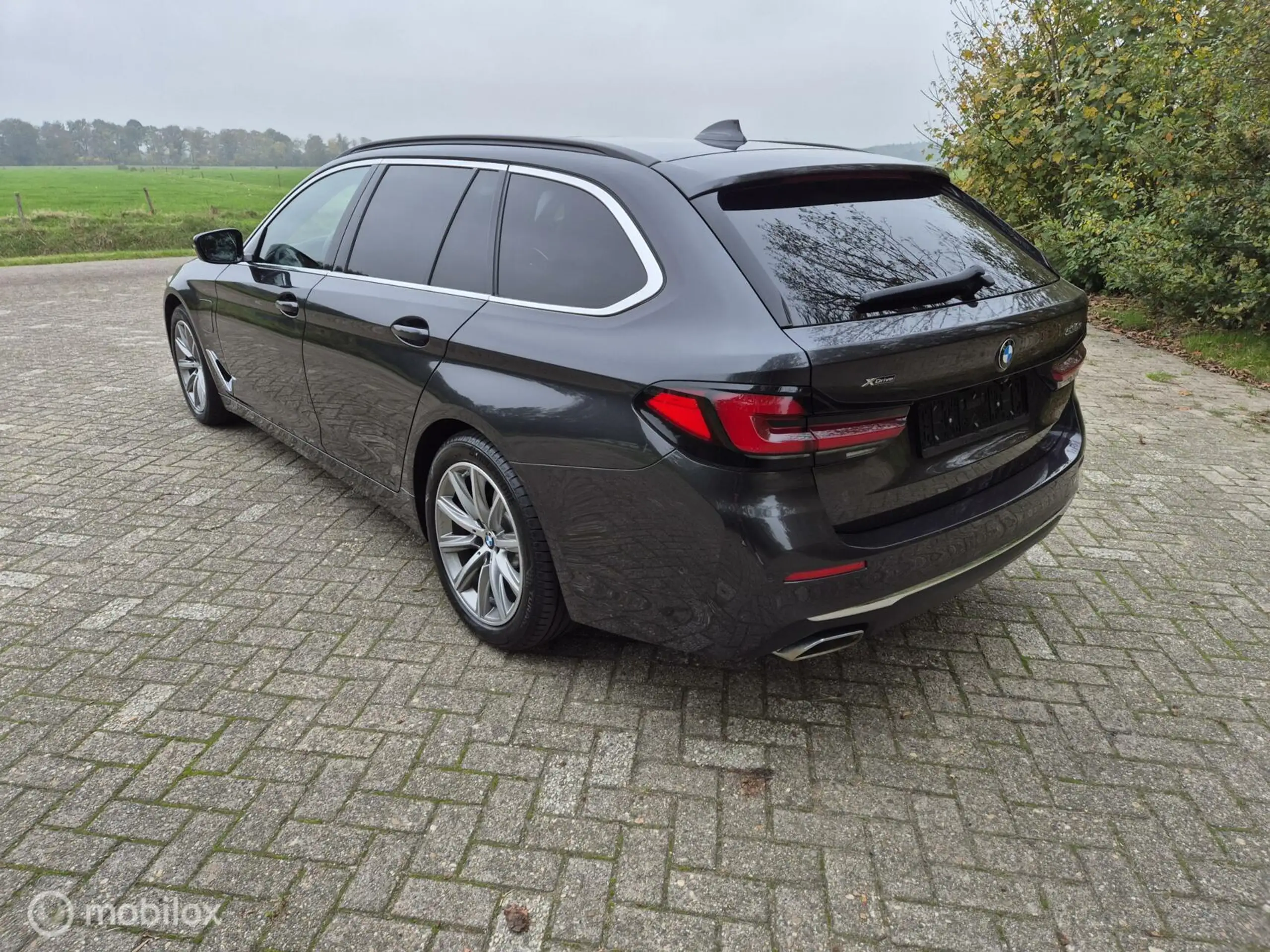 BMW - 530