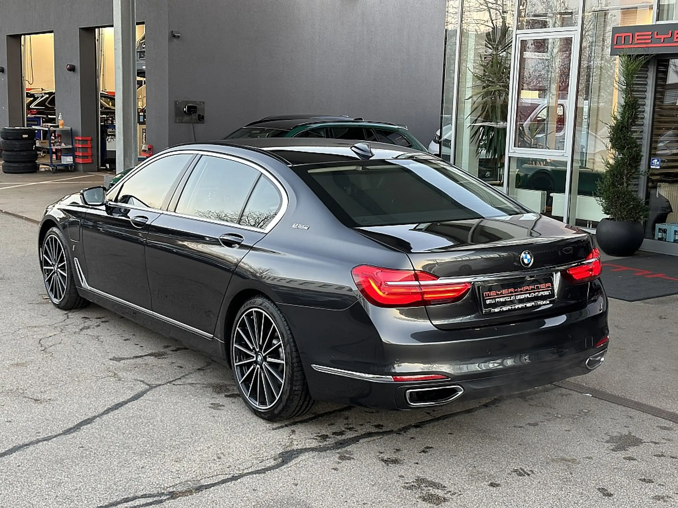 BMW - 740