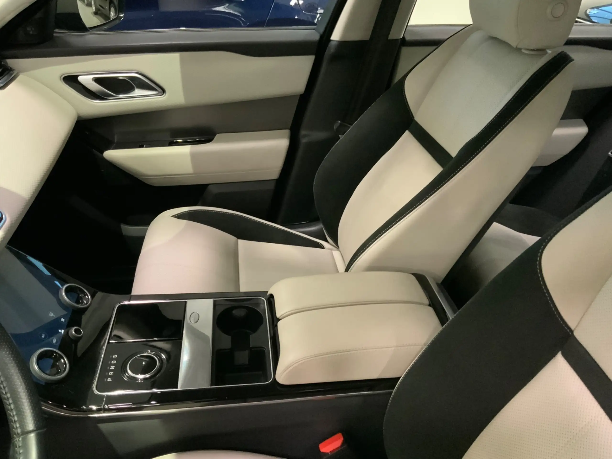 Land Rover - Range Rover Velar