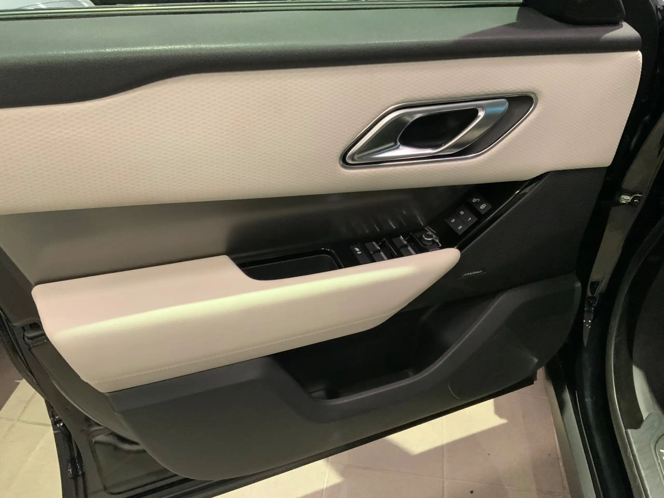 Land Rover - Range Rover Velar