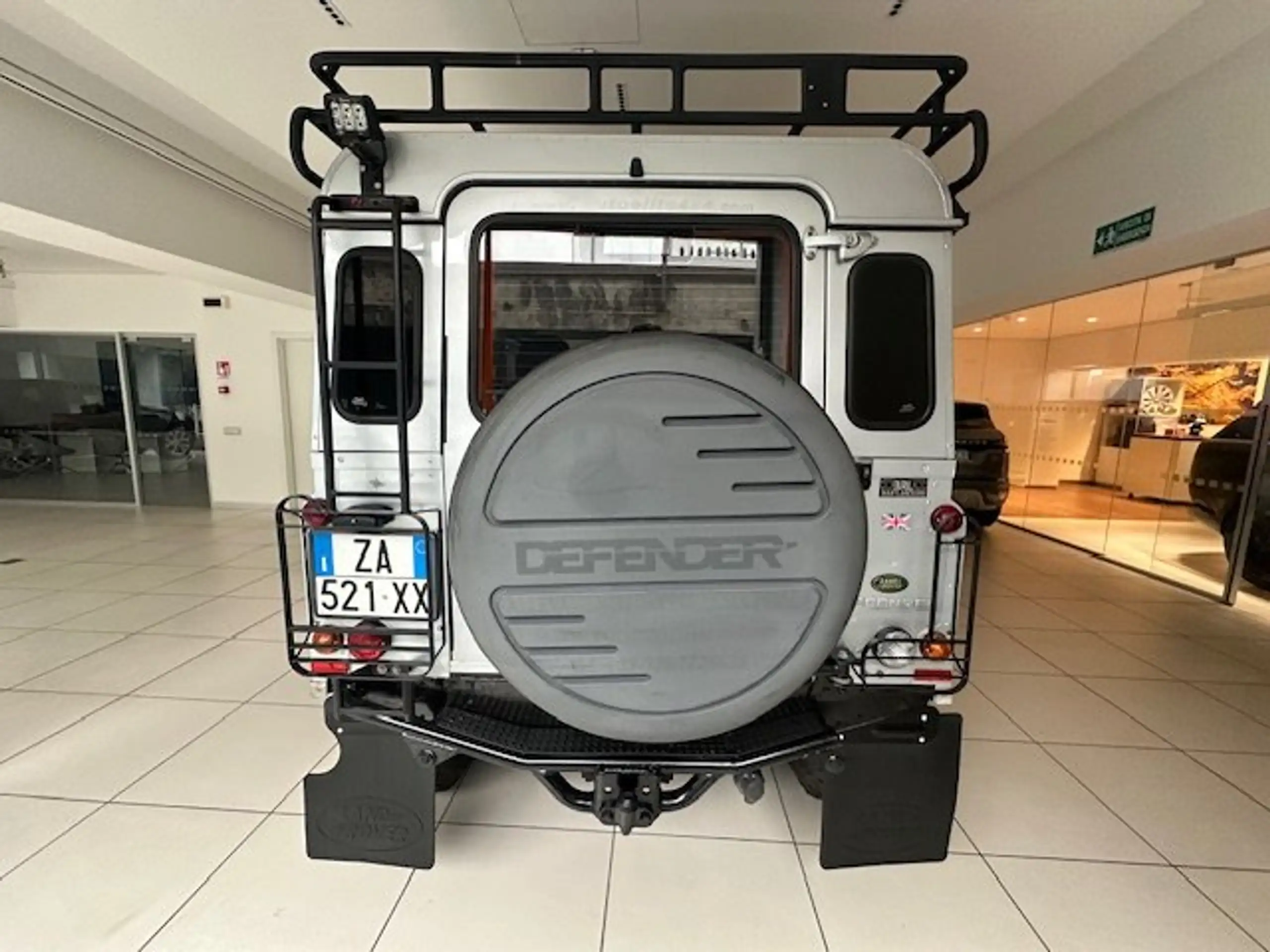 Land Rover - Defender