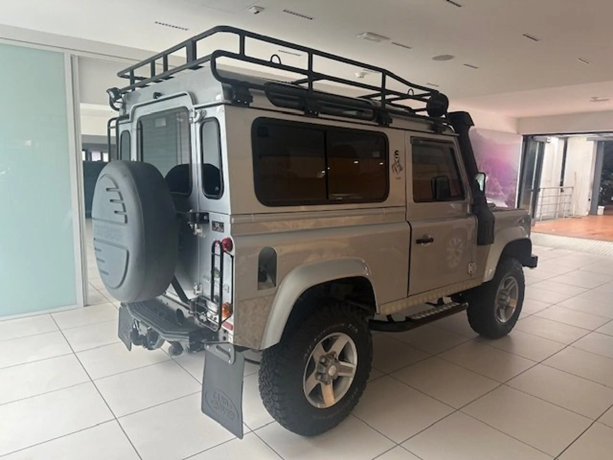 Land Rover - Defender