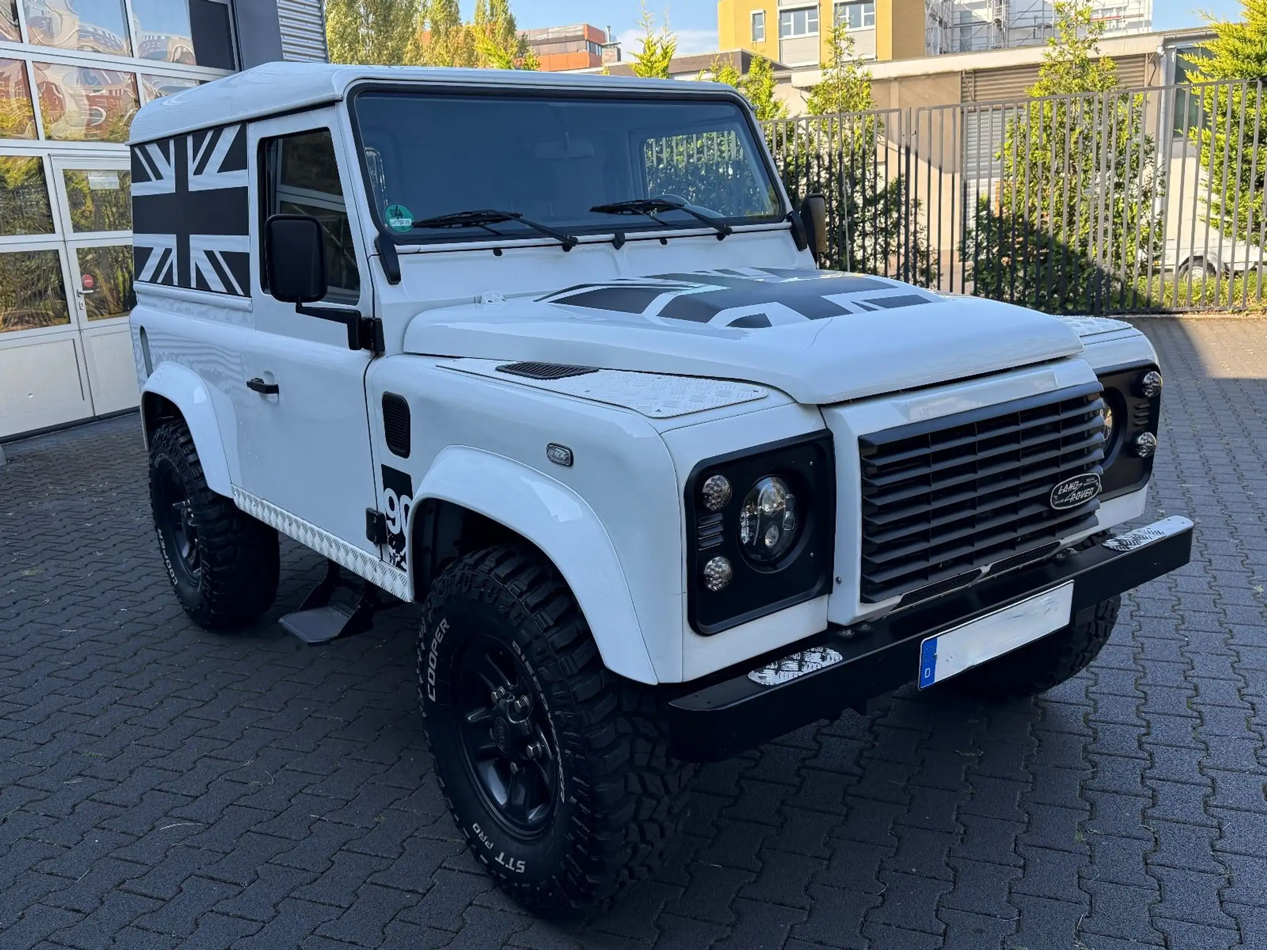 Land Rover - Defender