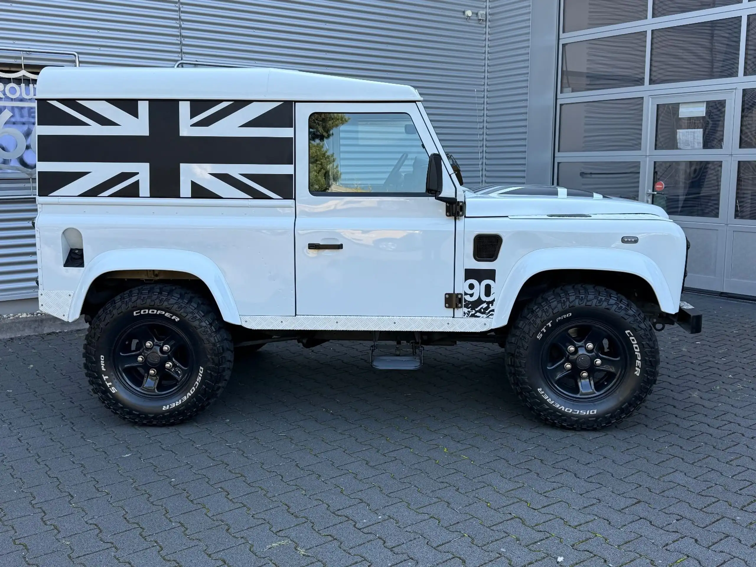 Land Rover - Defender