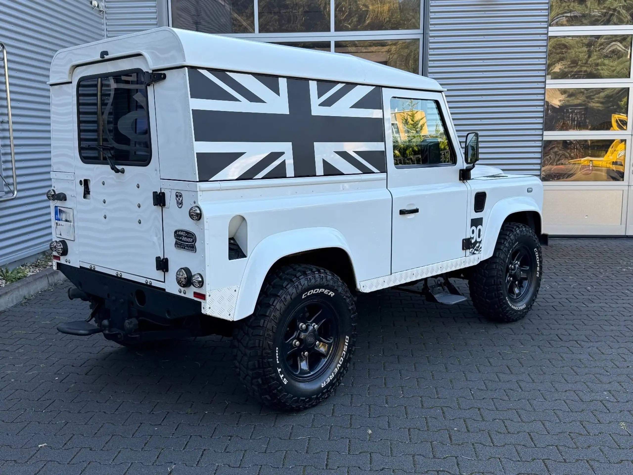 Land Rover - Defender