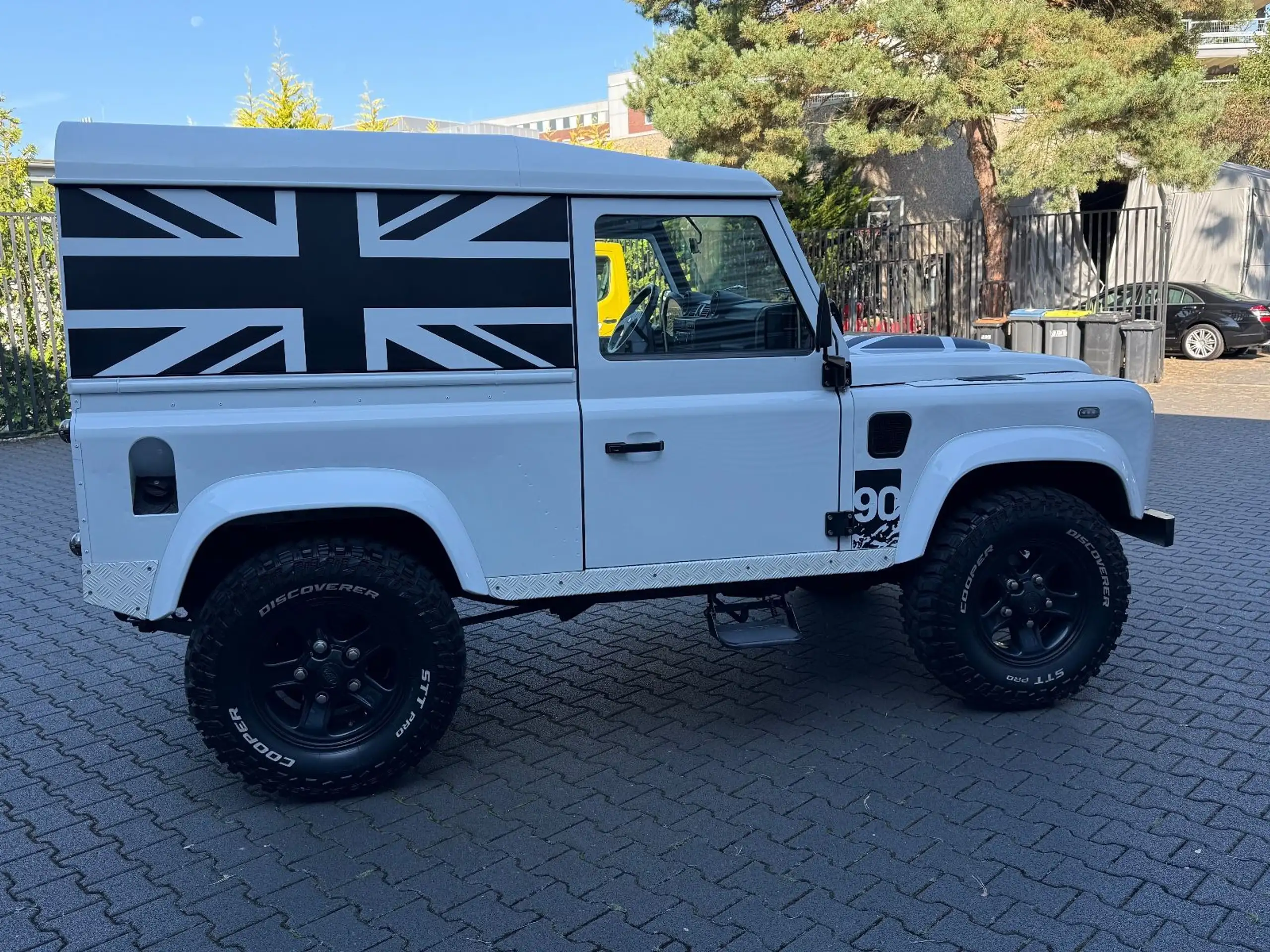 Land Rover - Defender